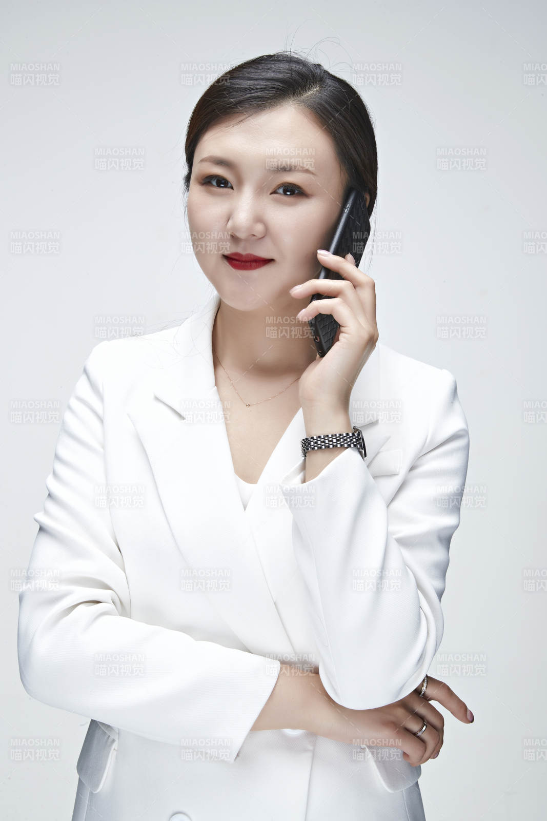 影棚拍攝白色背景亞洲年輕女性商務(wù)人像