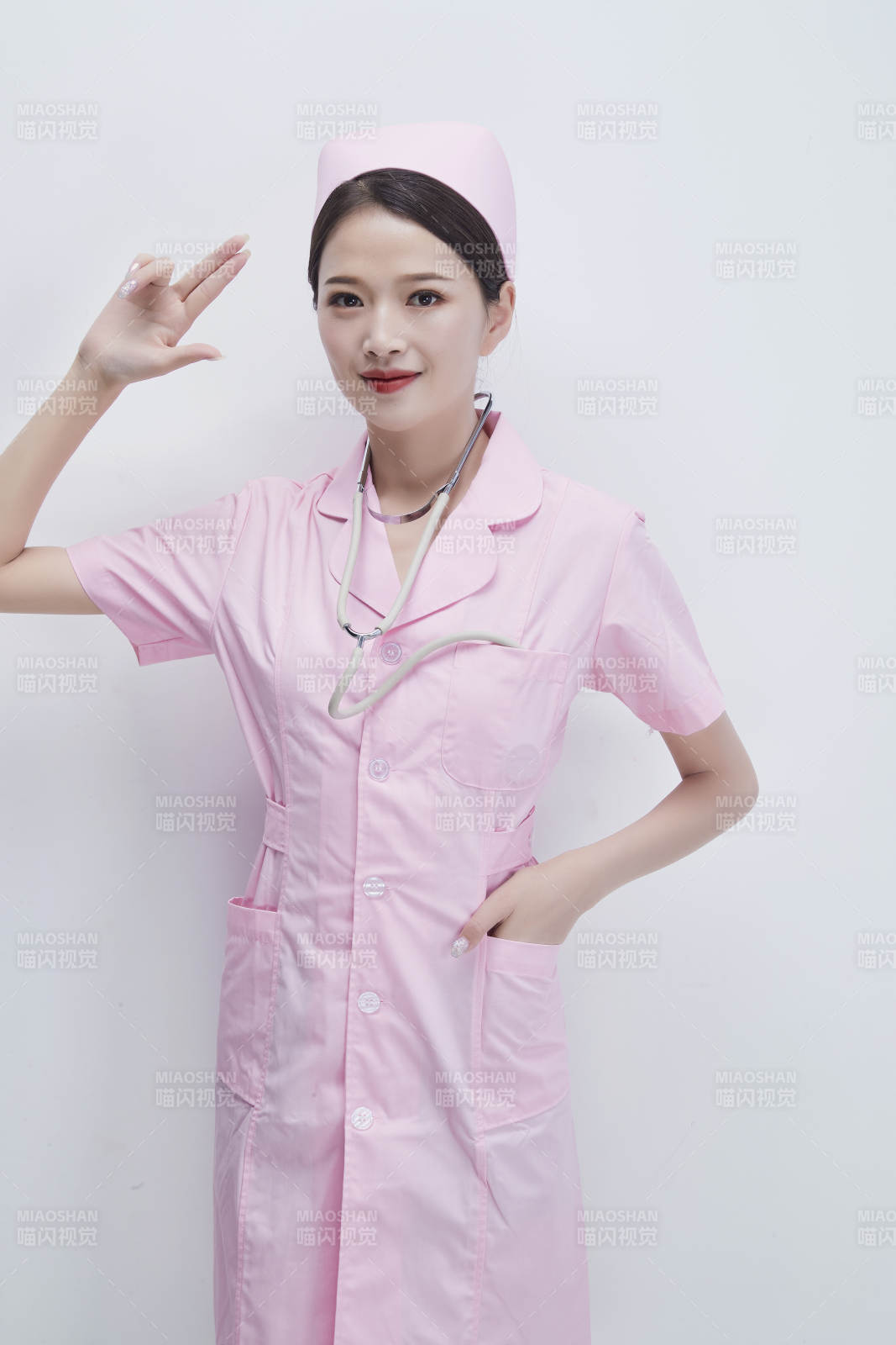 身穿粉色護士服佩戴聽診器的女性醫護人員