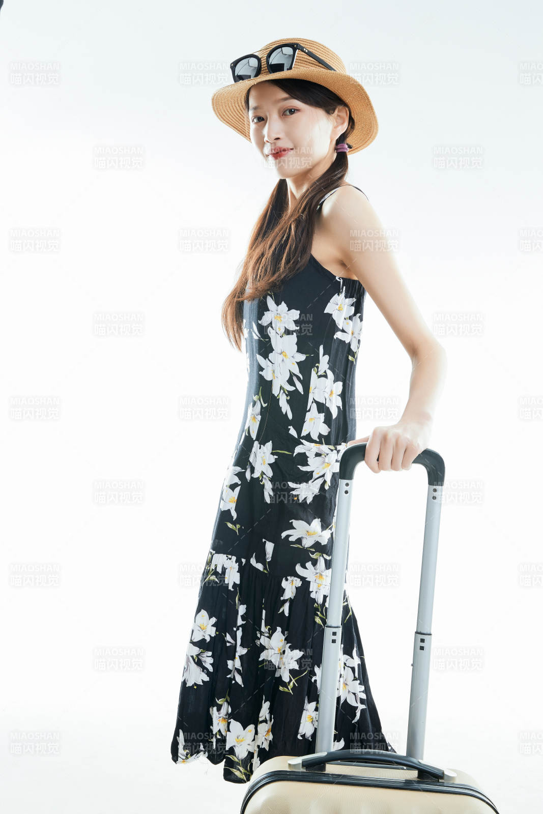 白色背景下準備出發旅行的美麗東方女大學生