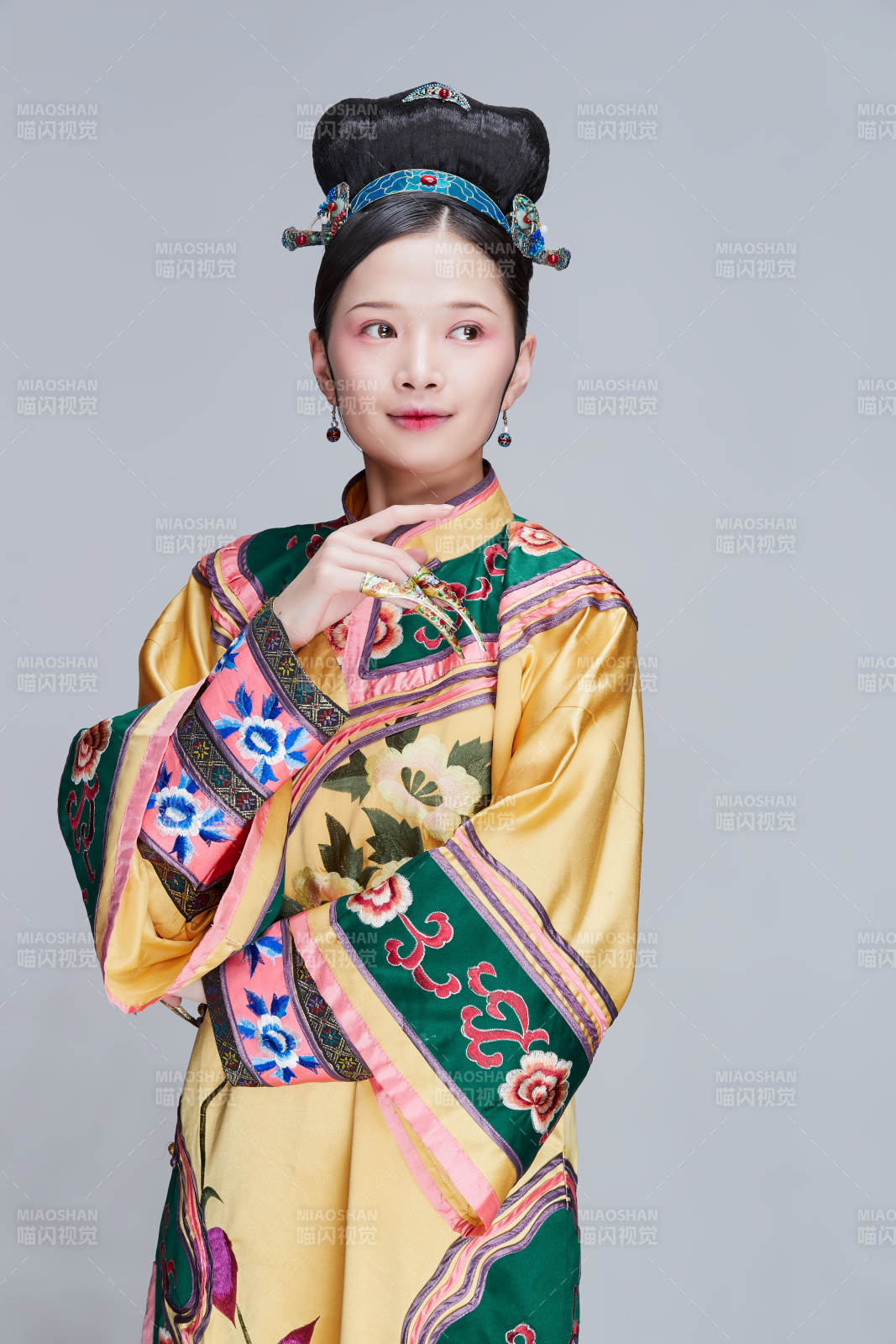 白色背景下的清代女性古裝造型清朝古裝