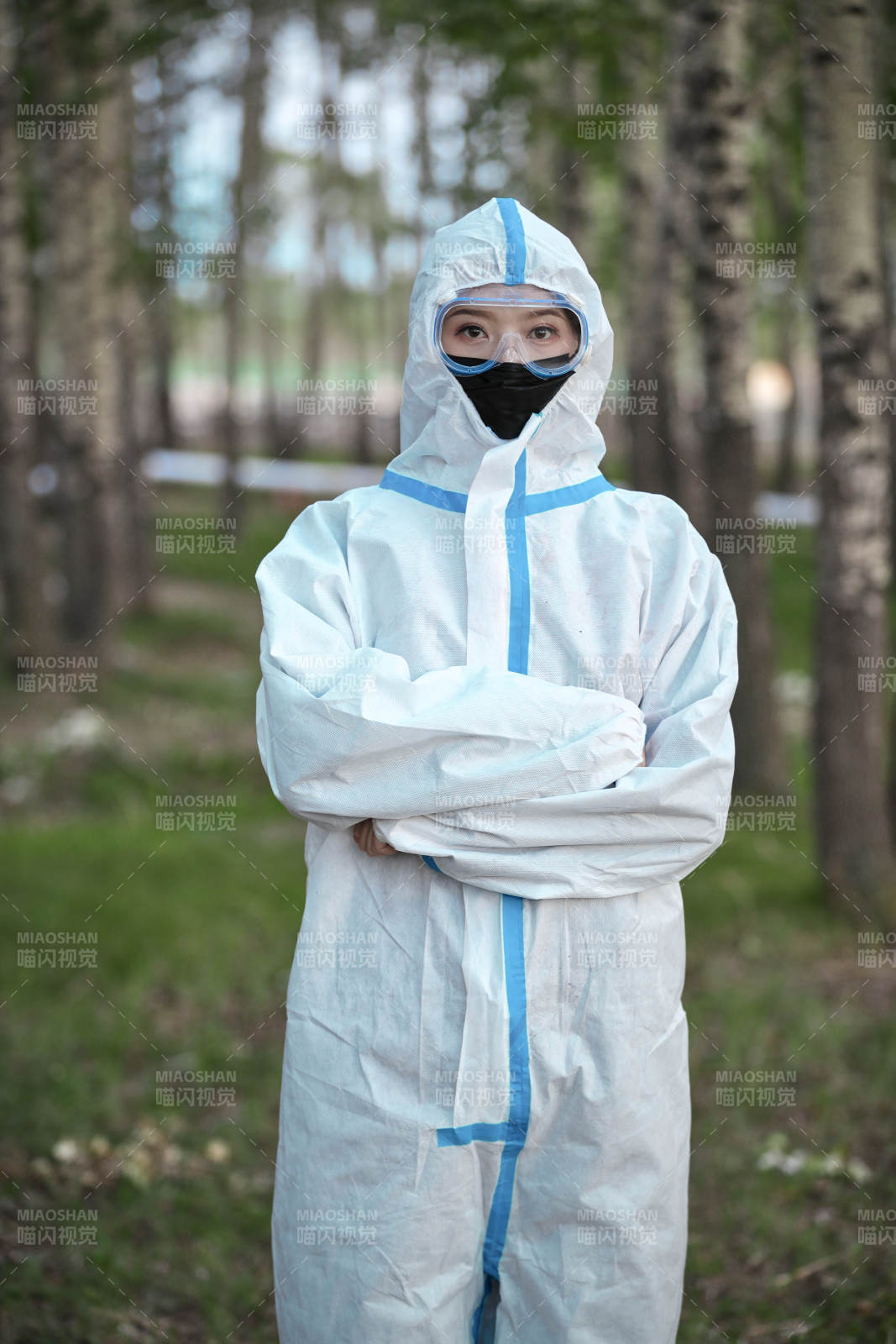 穿白色防護服佩戴護目鏡口罩的女性防護人員