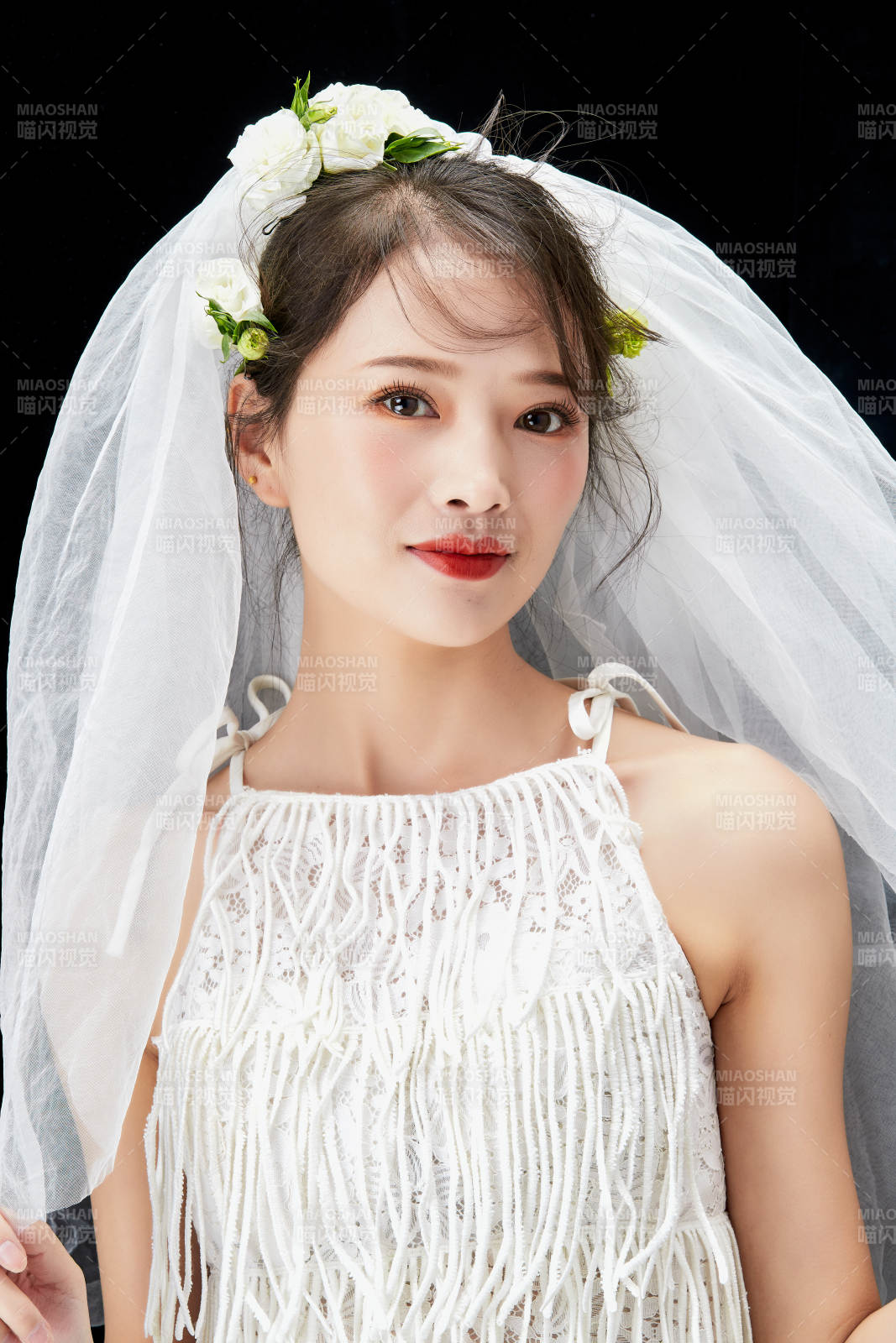 黑色背景下的美妝新娘彩妝人像