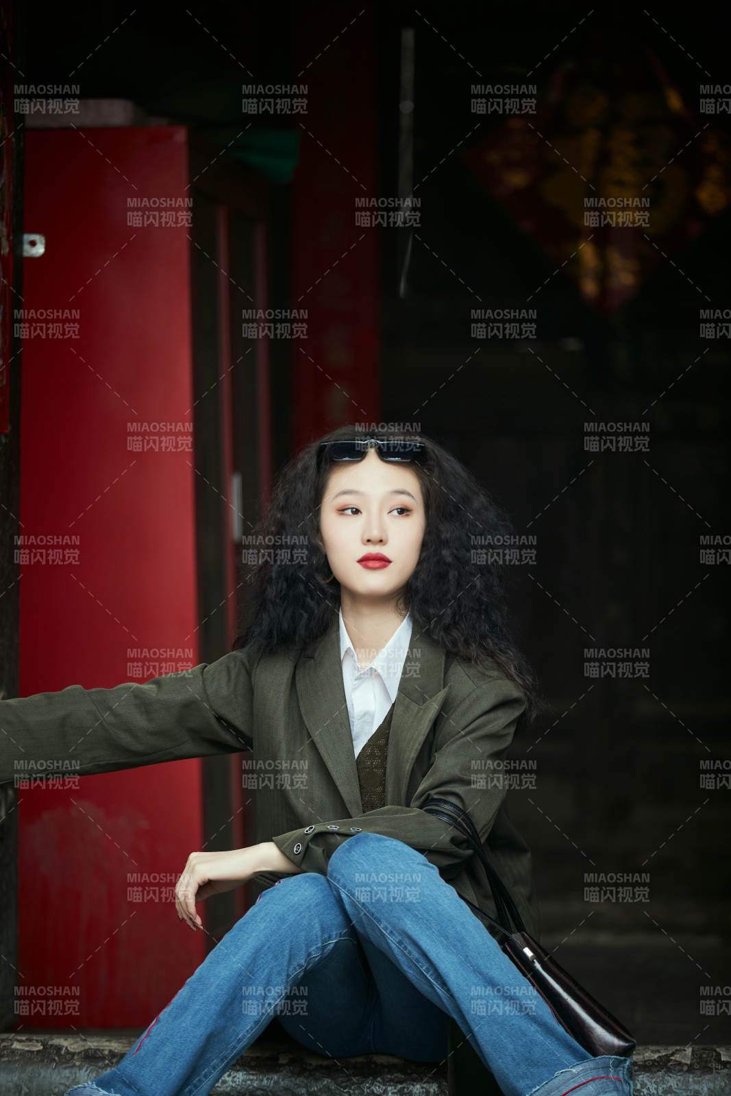 老舊城區里穿著復古港風的美麗清純少女