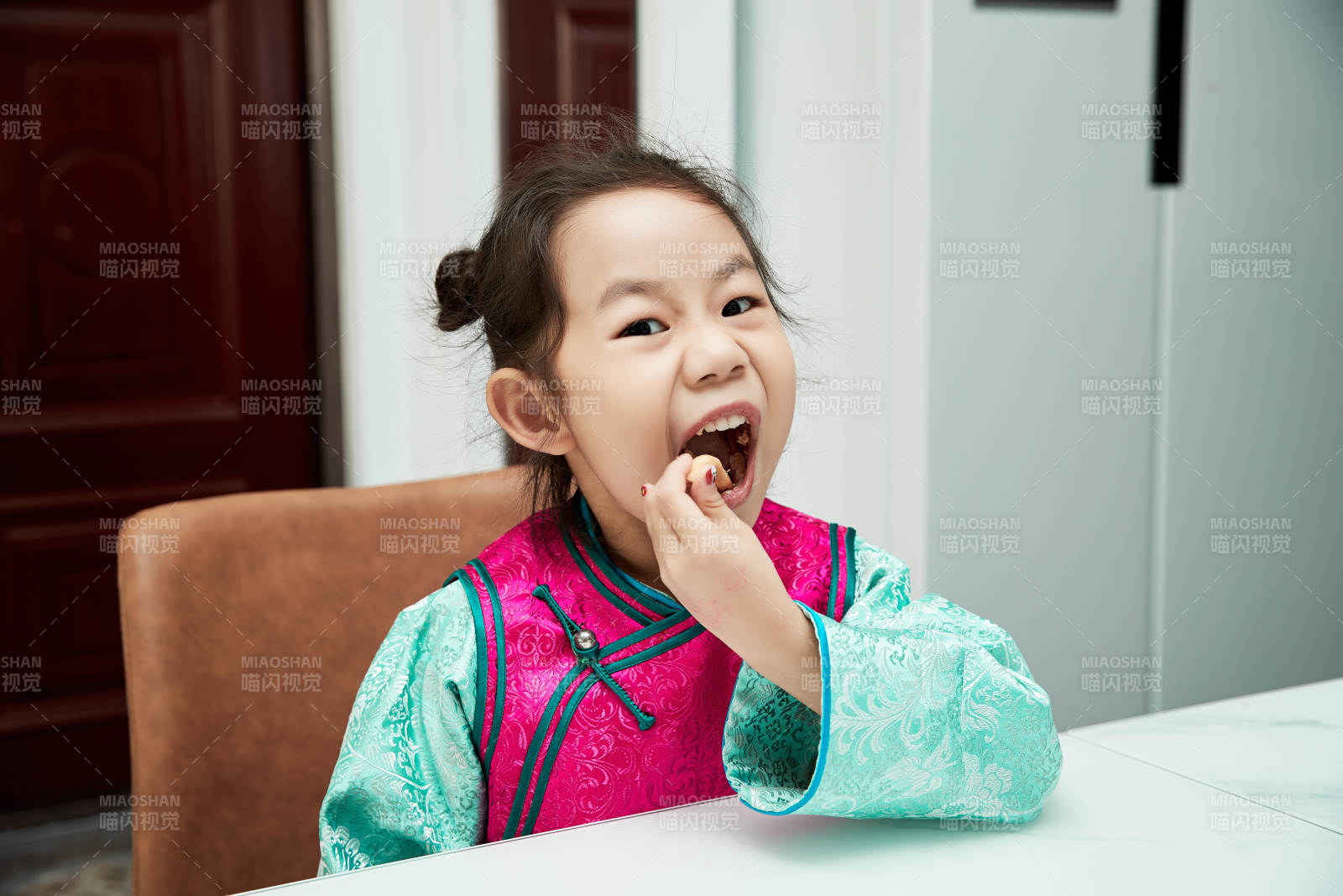 在家玩耍的亞洲小女孩