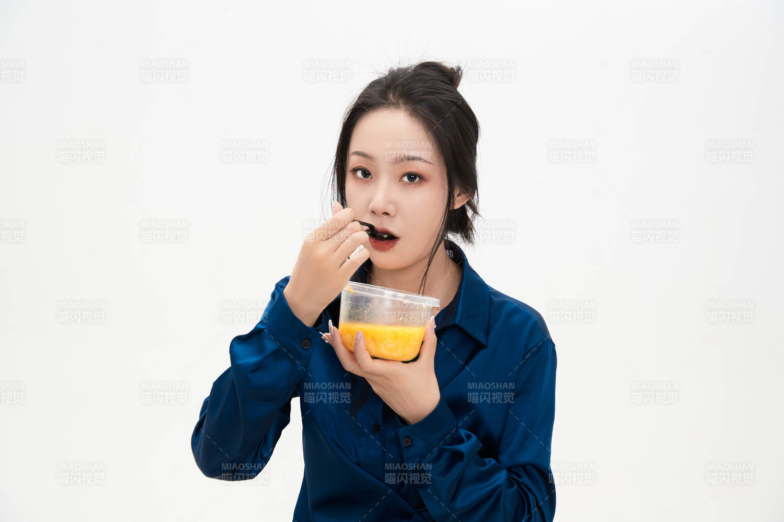 大吃特吃的亞洲可愛少女人像