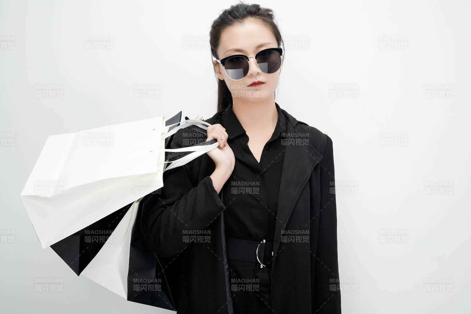 白色背景下手提購物袋時尚美麗的亞洲少女