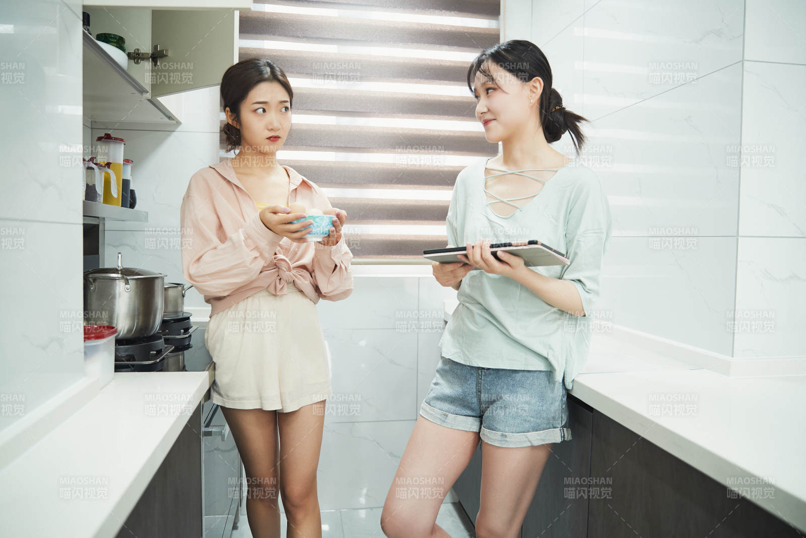 在廚房烹飪美食的亞洲閨蜜少女