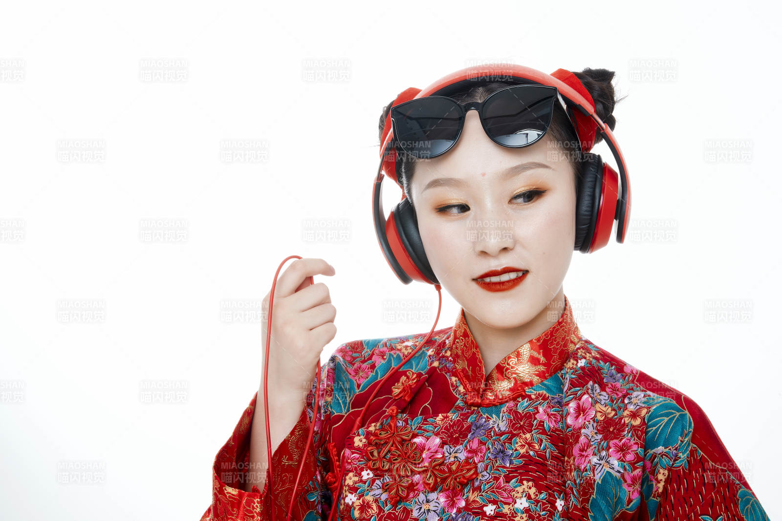 身穿中國傳統服飾的青年女性