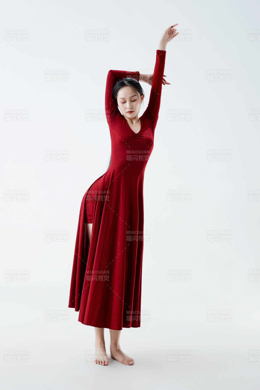 穿著紅色長裙翩翩起舞的少女