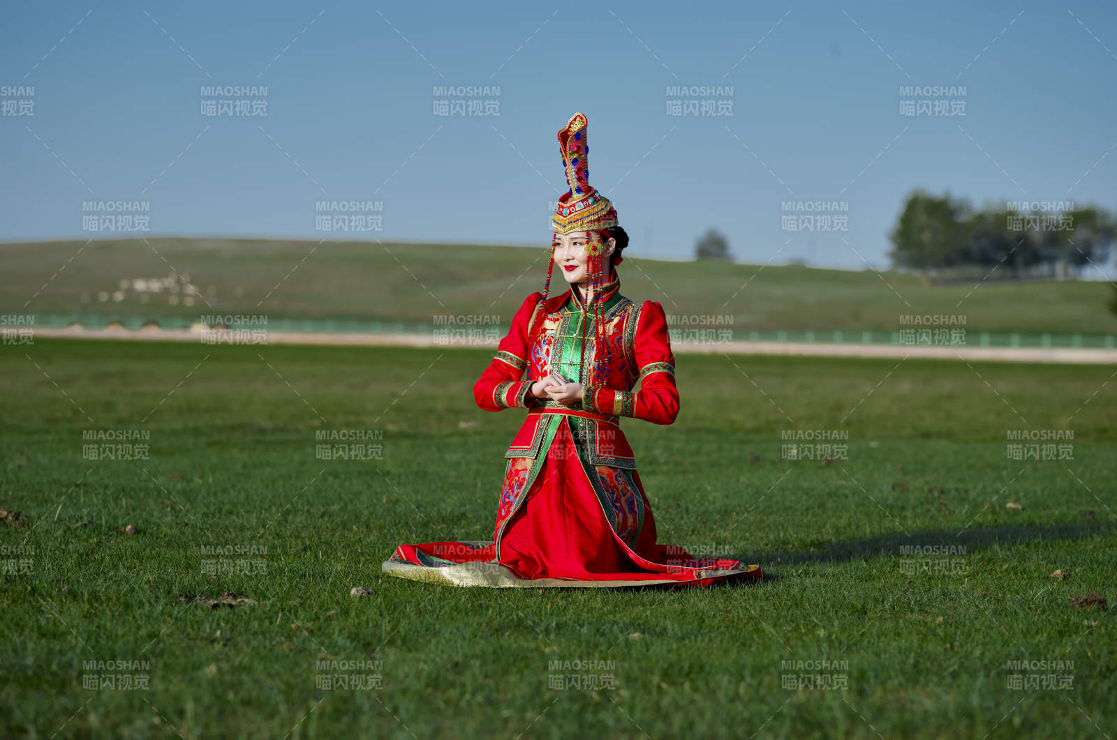 草原上穿著蒙古族傳統服飾的亞洲年輕美少女