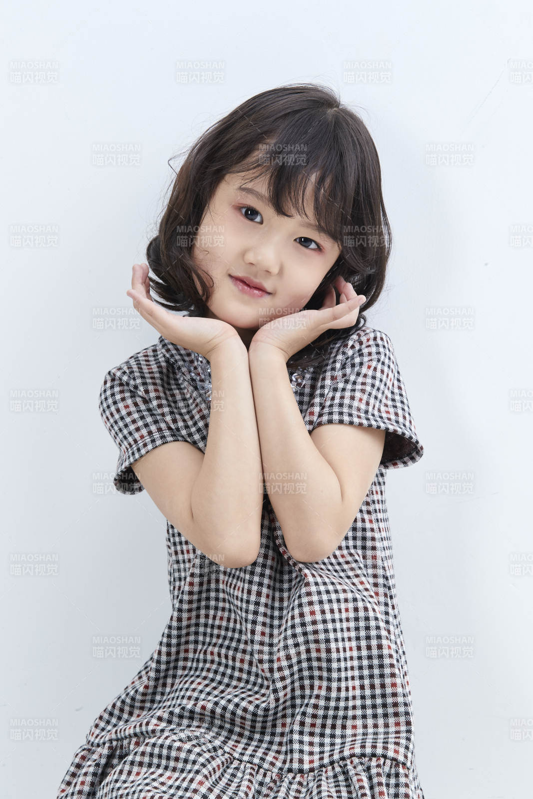 白色色背景的可愛的亞洲小女孩兒童