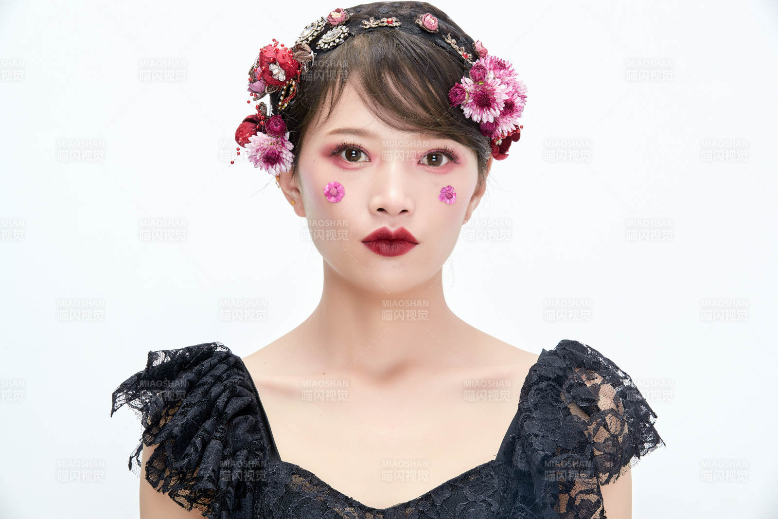 白色背景下的新娘彩妝美女人像