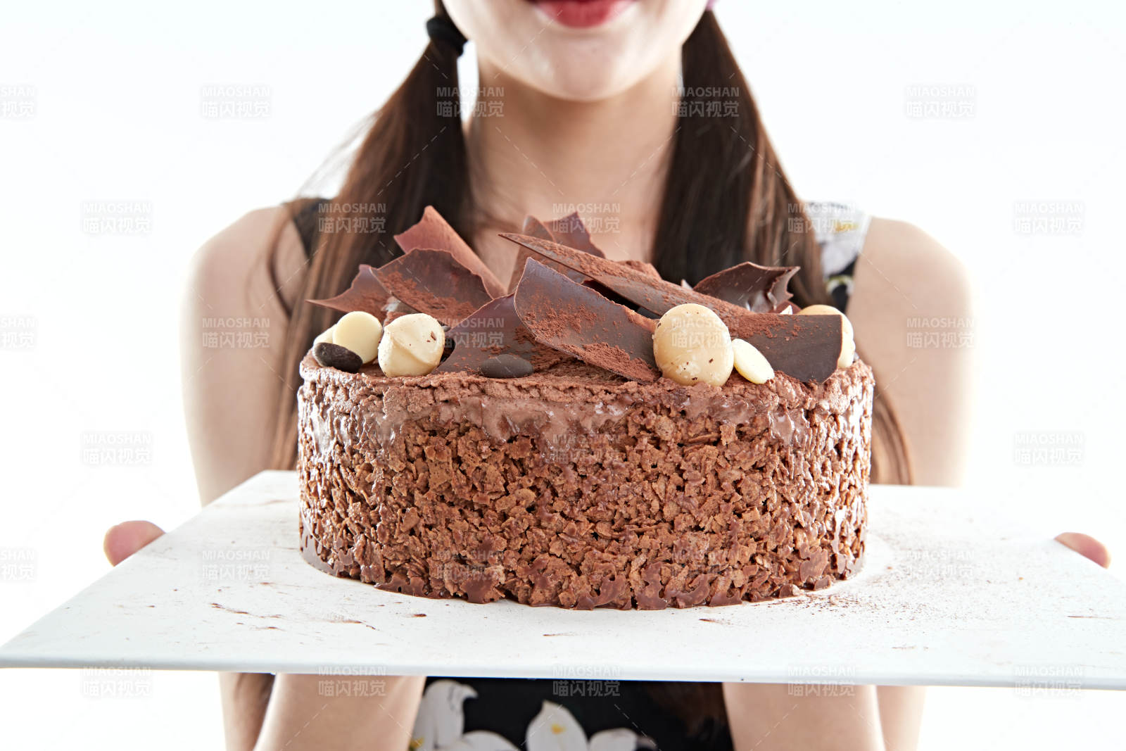 喝红酒品尝蛋糕的年轻女性