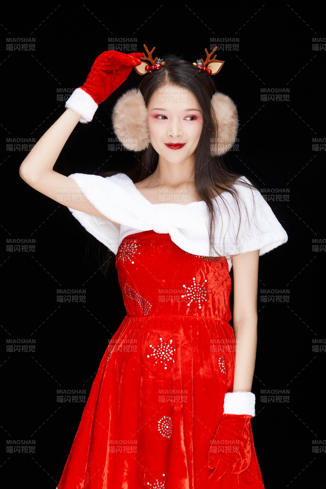 身穿圣誕服飾手提購物袋性感可愛的圣誕女郎