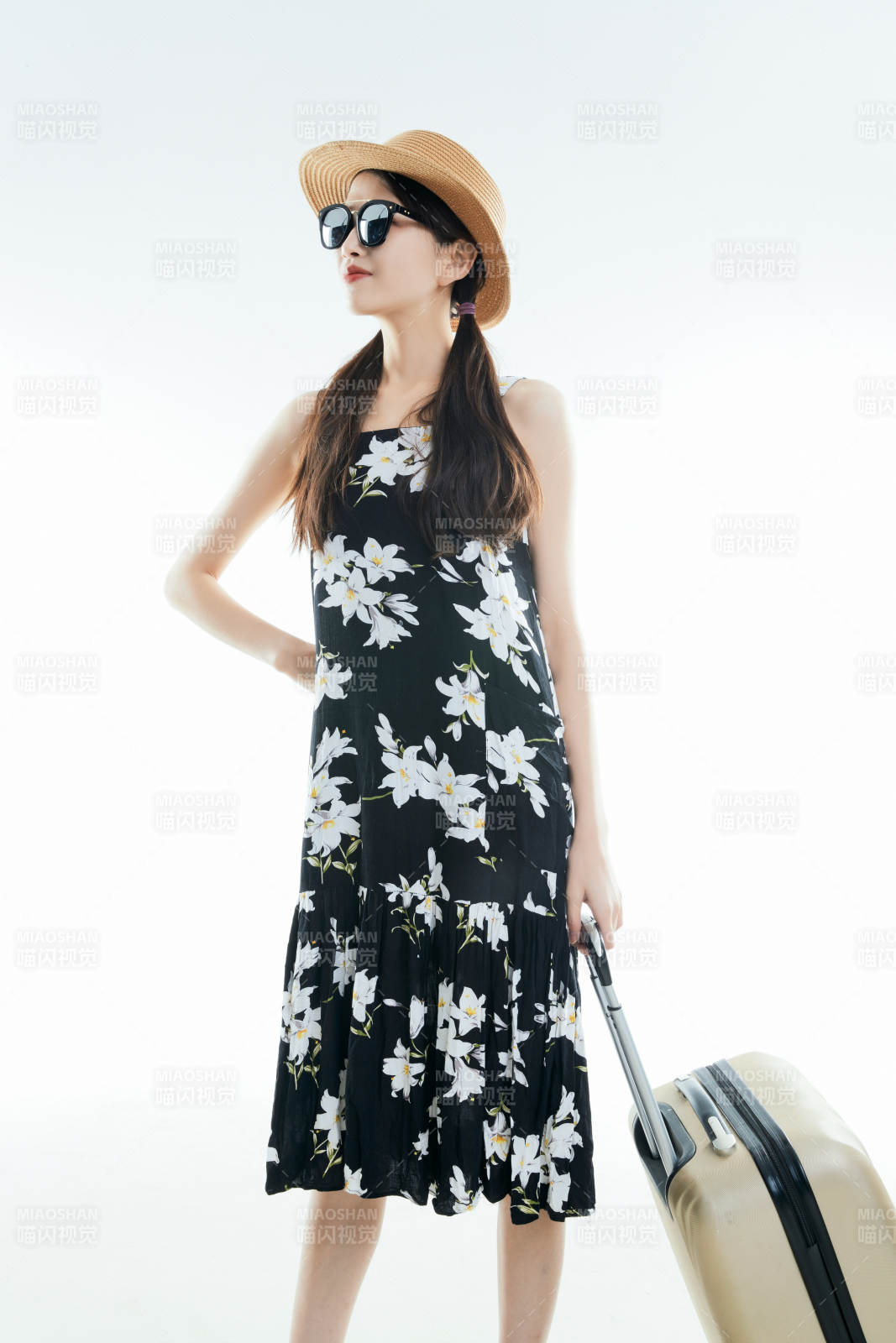 白色背景下準備出發旅行的美麗東方女大學生