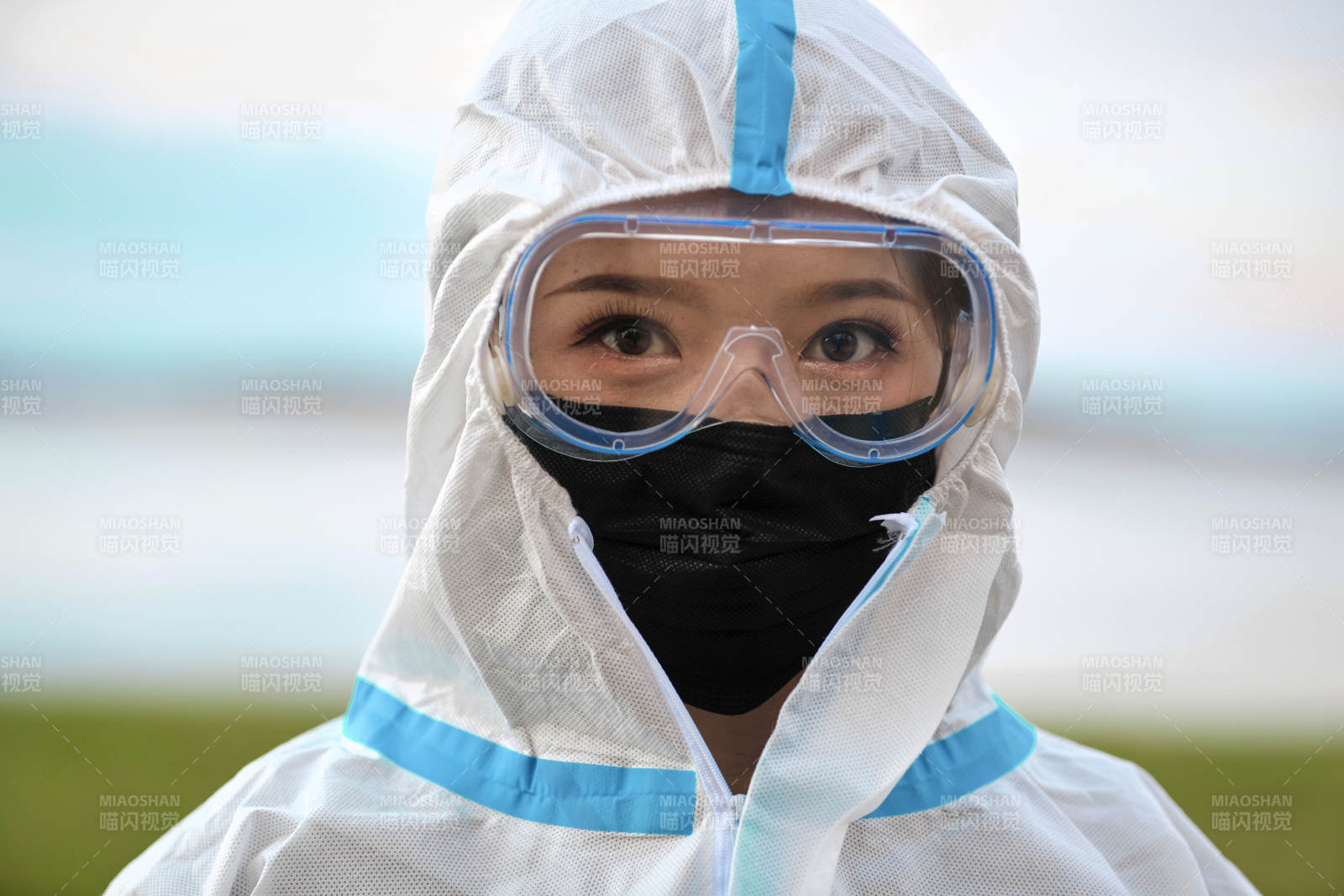 穿白色防護服佩戴護目鏡口罩的女性防護人員
