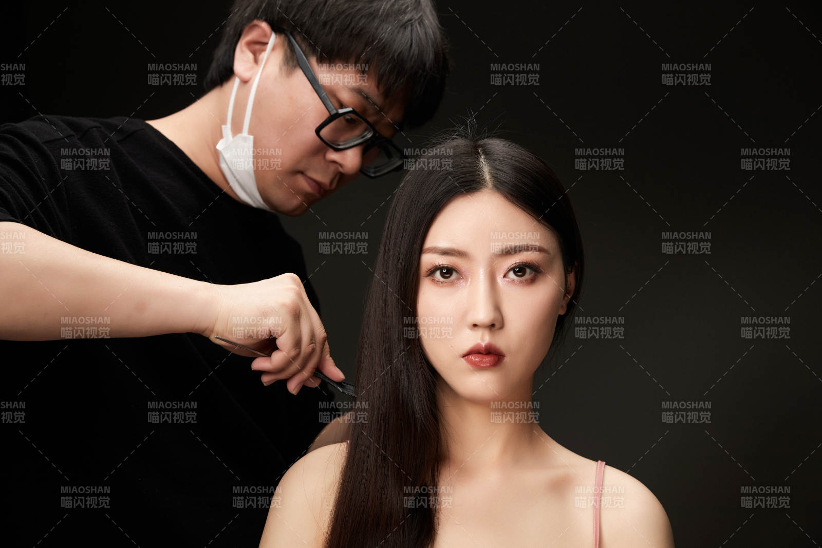 進(jìn)行美妝化妝的化妝師與模特