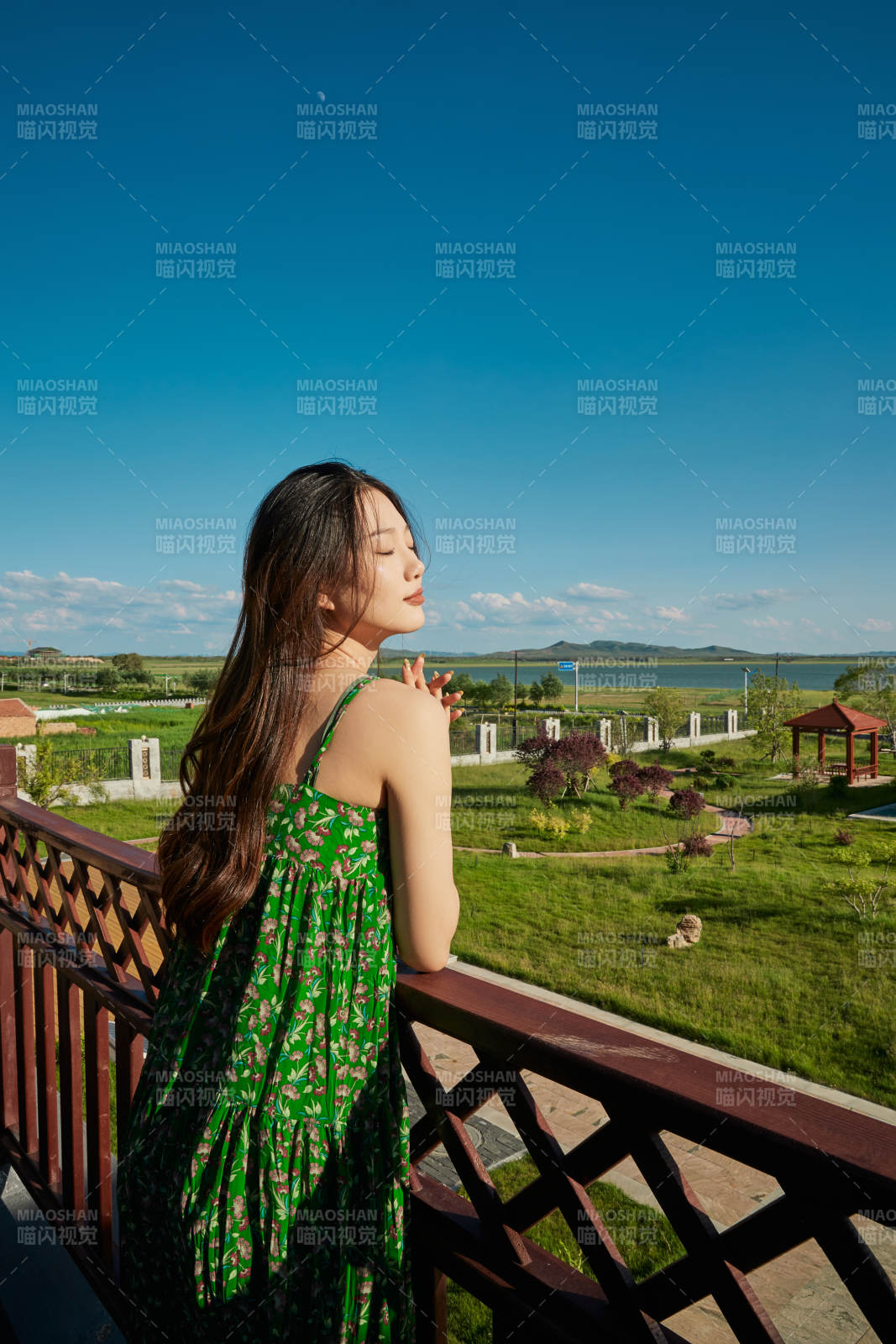 度假區(qū)酒店別墅天臺(tái)上的美女