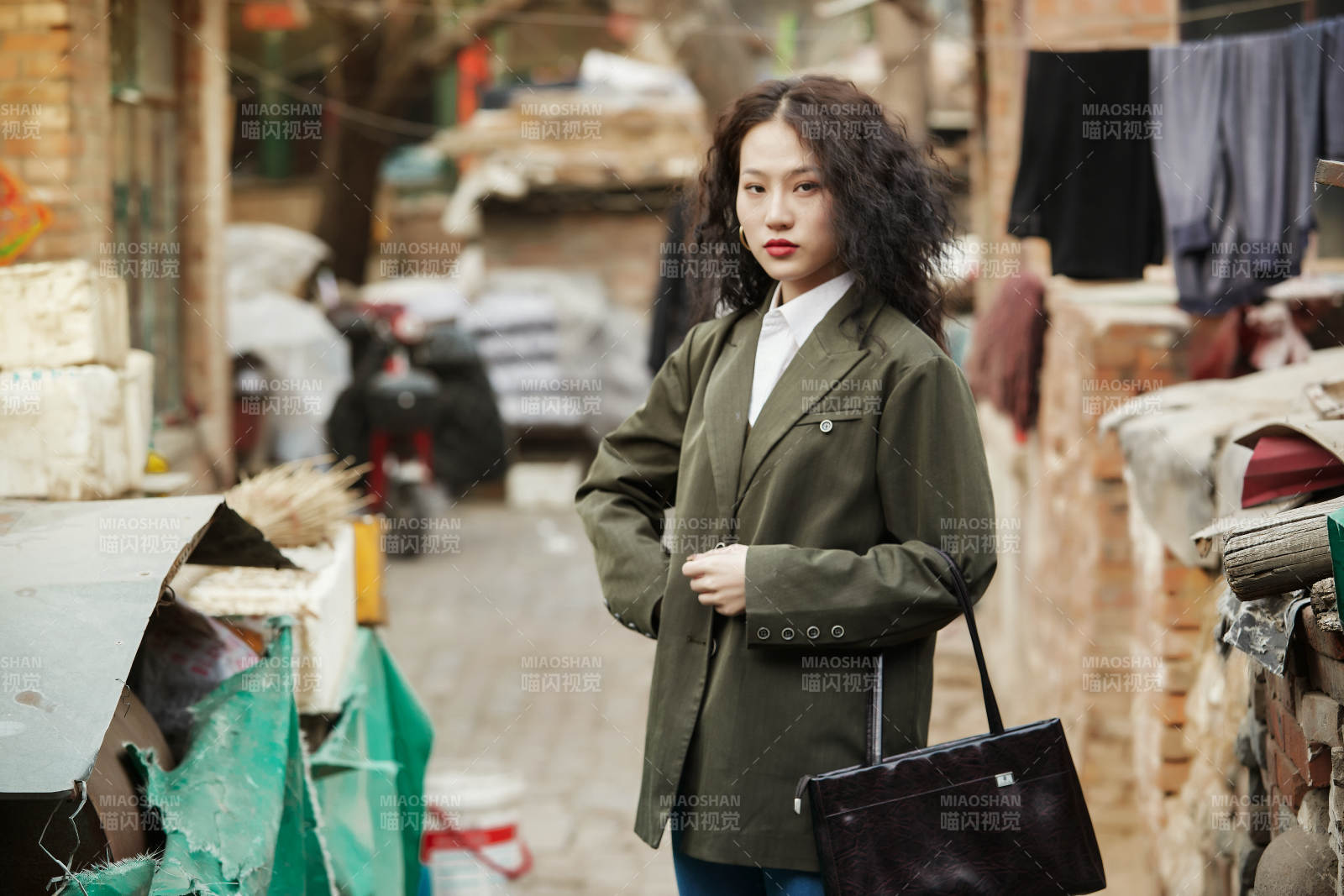 老舊城區(qū)里穿著復(fù)古港風(fēng)的美麗清純少女