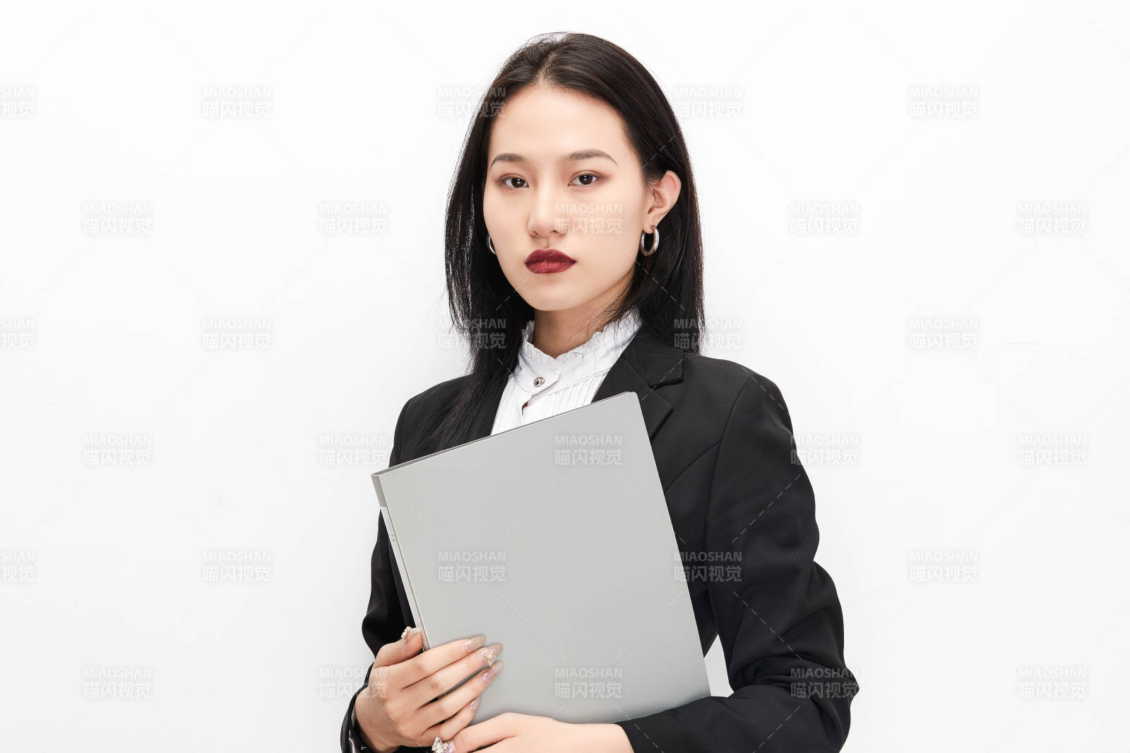 身穿西服拿著文件夾的美麗商務(wù)女士