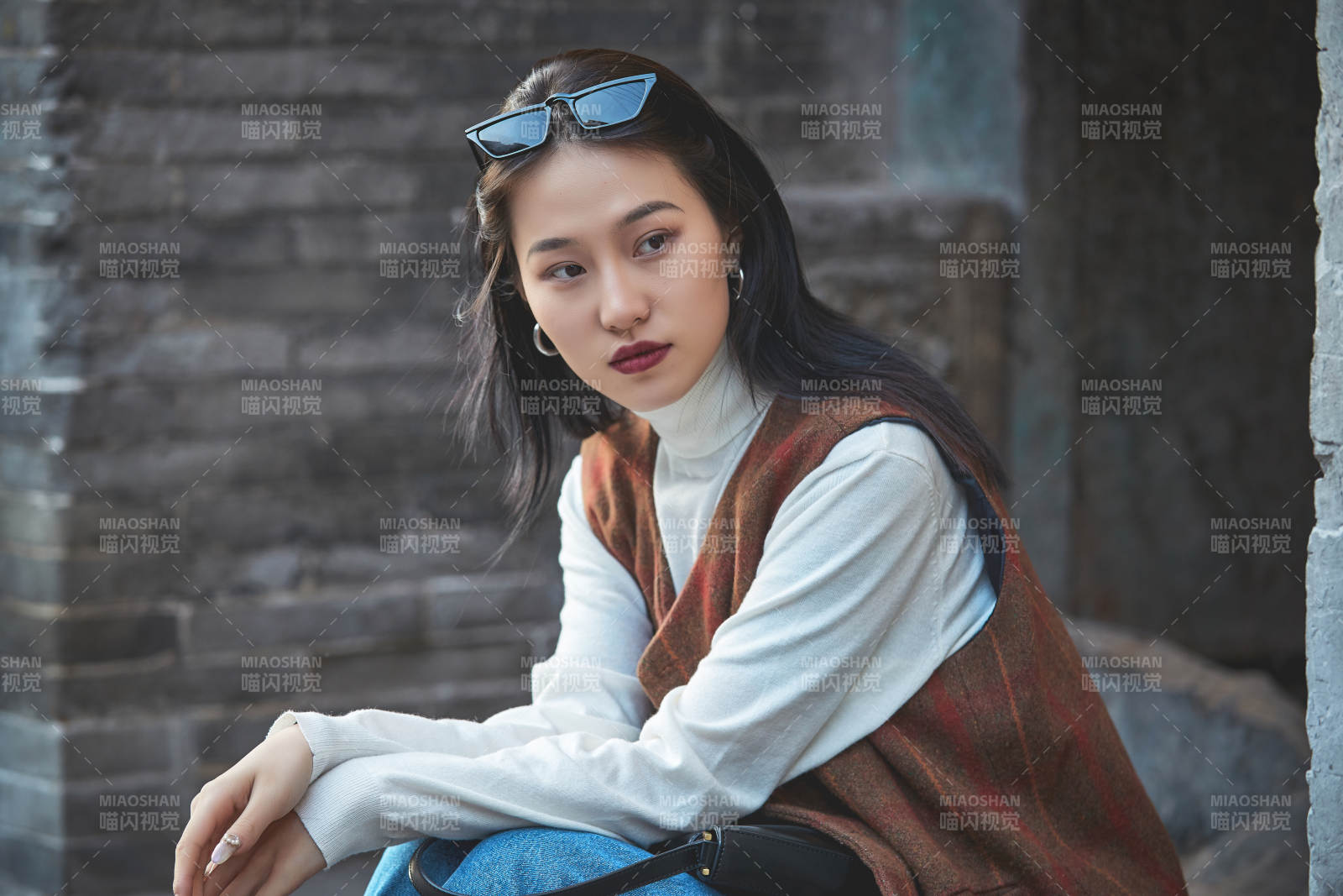 老舊城區(qū)里穿著復(fù)古港風(fēng)的美麗清純少女