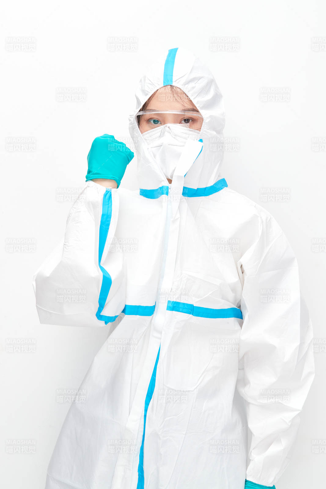 穿白色防護服佩戴護目鏡口罩的女性醫療人員