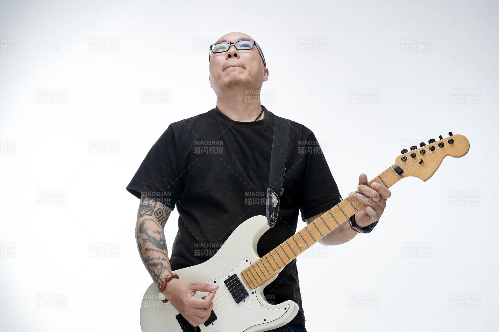 手持電吉他展示演奏的亞洲男性搖滾樂手人像