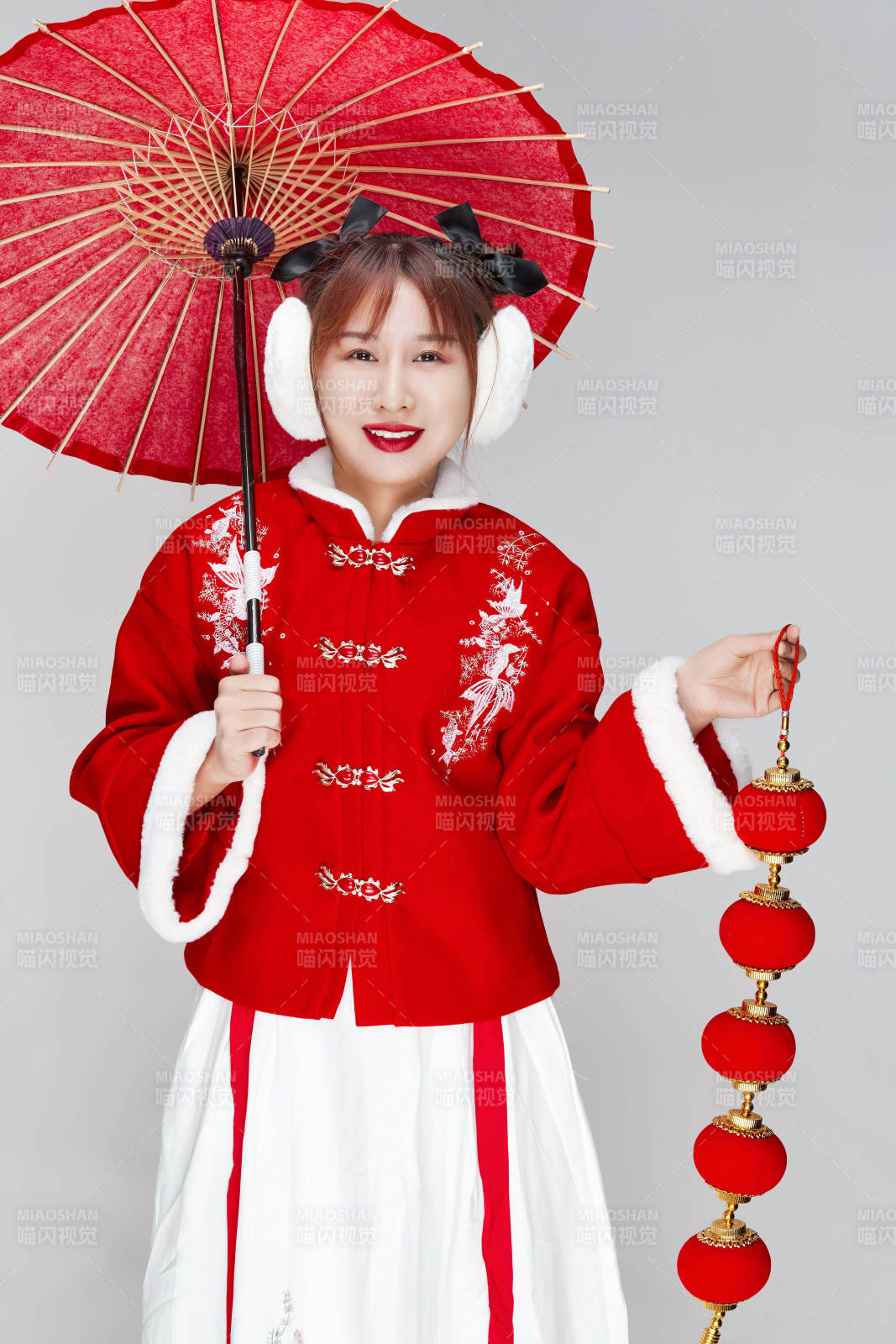 手打油紙傘手提紅燈籠身穿喜慶漢服的可愛少女