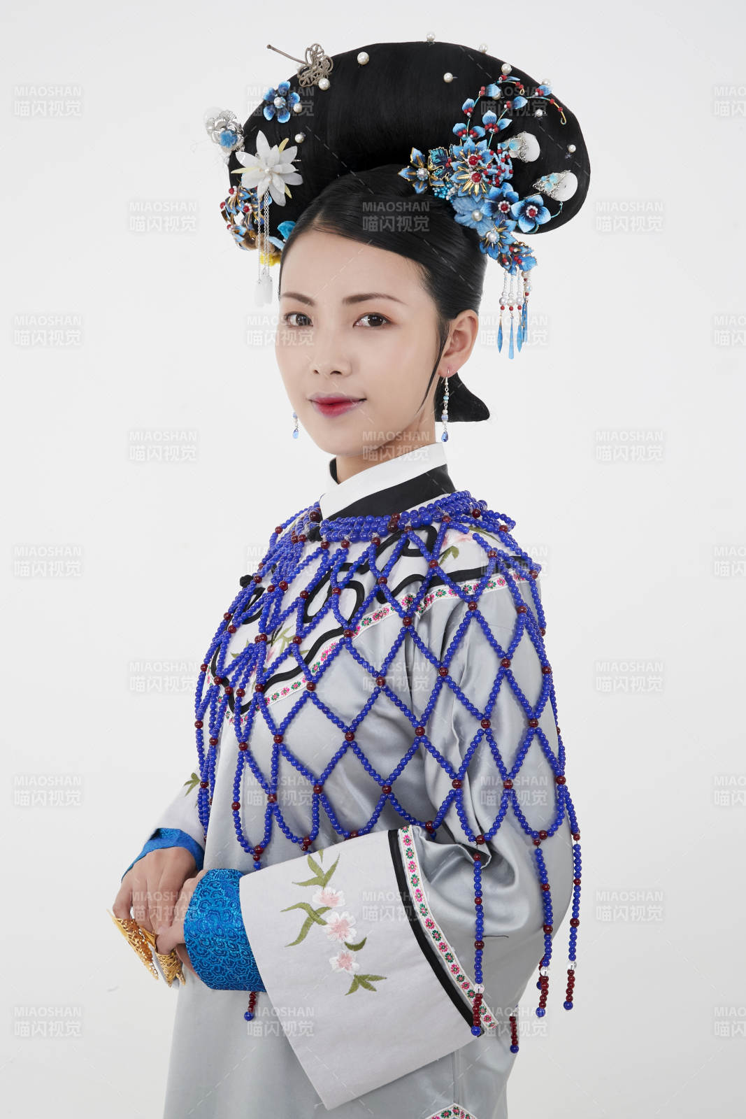 白色背景下的清代女性古裝造型清朝古裝