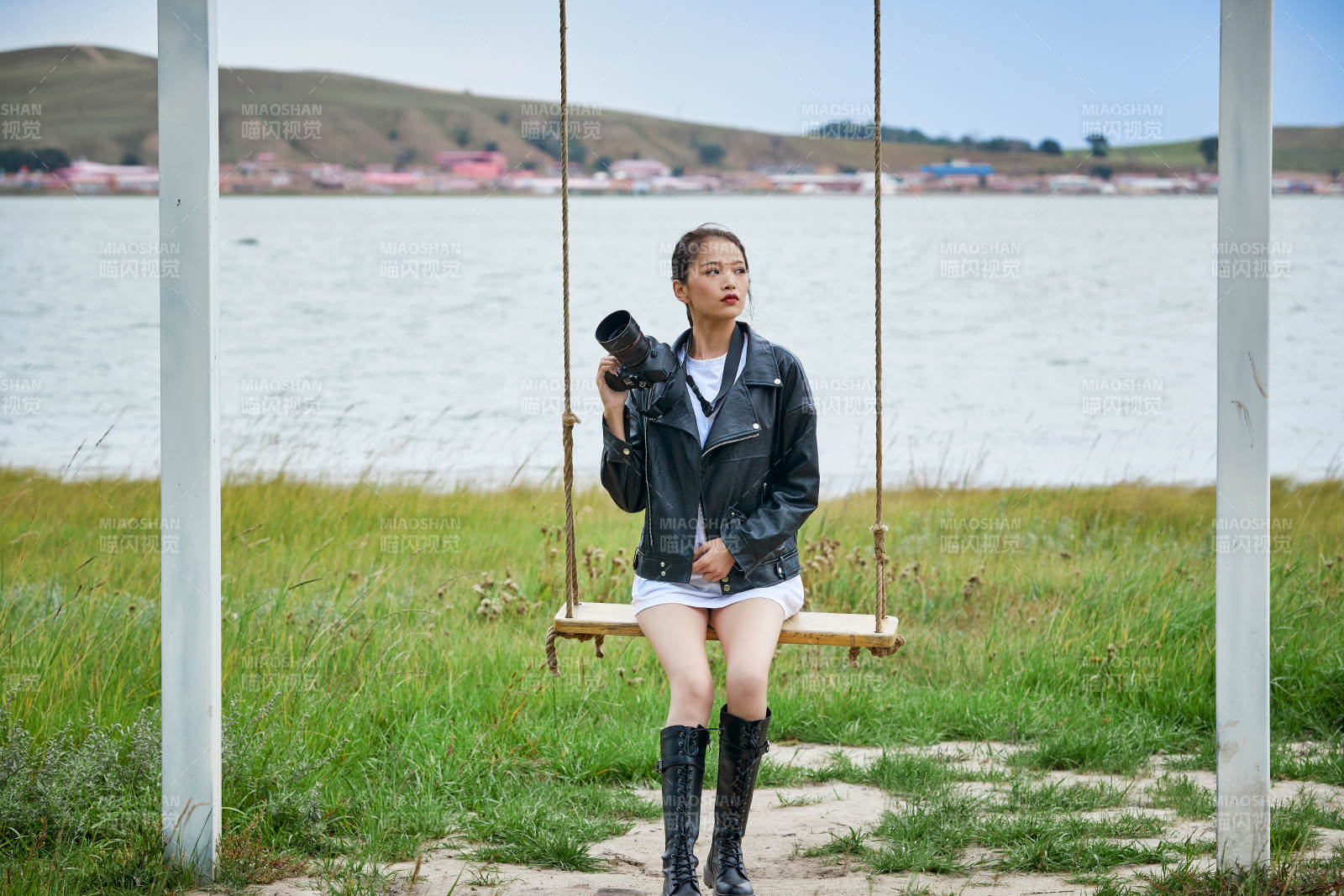 戶外湖畔進行拍攝的亞洲青年女性攝影師