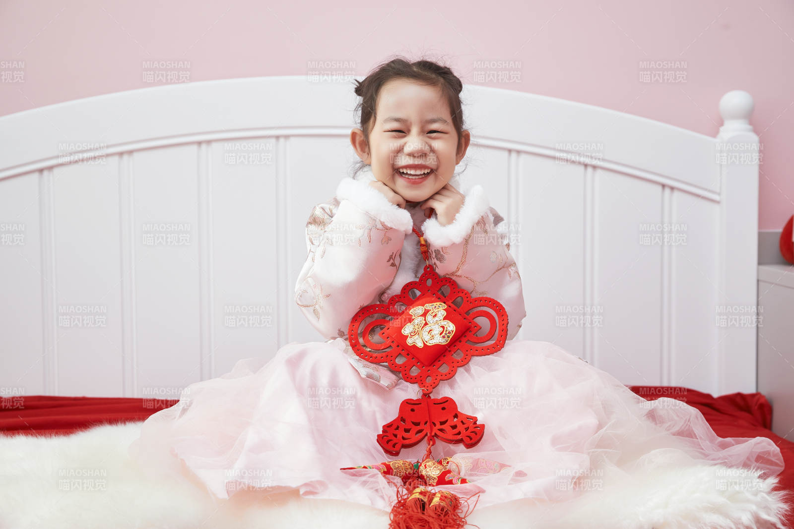 在家玩耍的亞洲小女孩