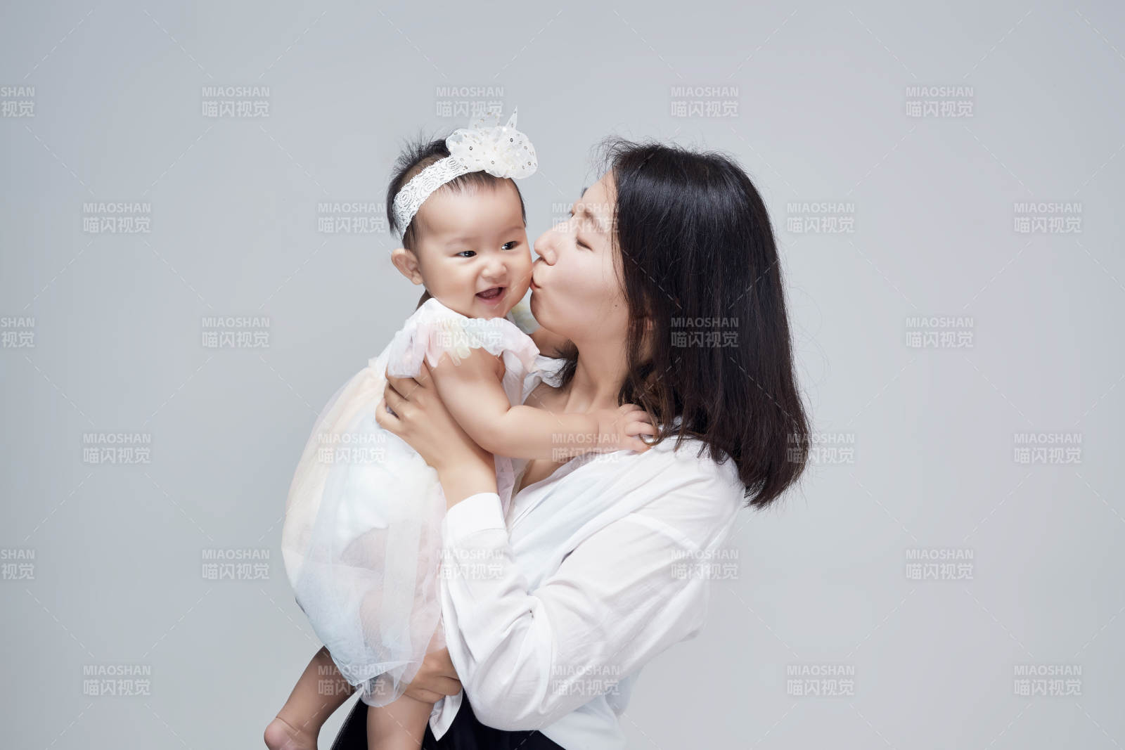 媽媽陪伴寶寶快樂的玩耍