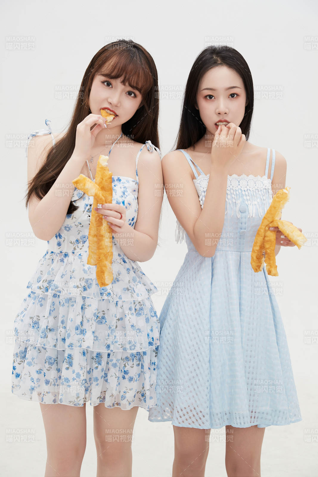 吃油條的亞洲可愛美女閨蜜