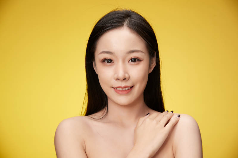 亚洲美女面部特写化妆护肤