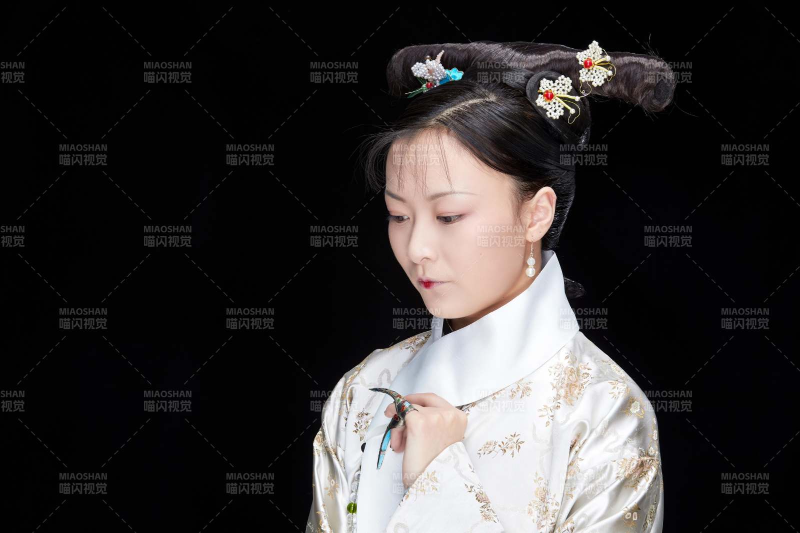 黑色背景下的清代女性古裝造型清朝古裝