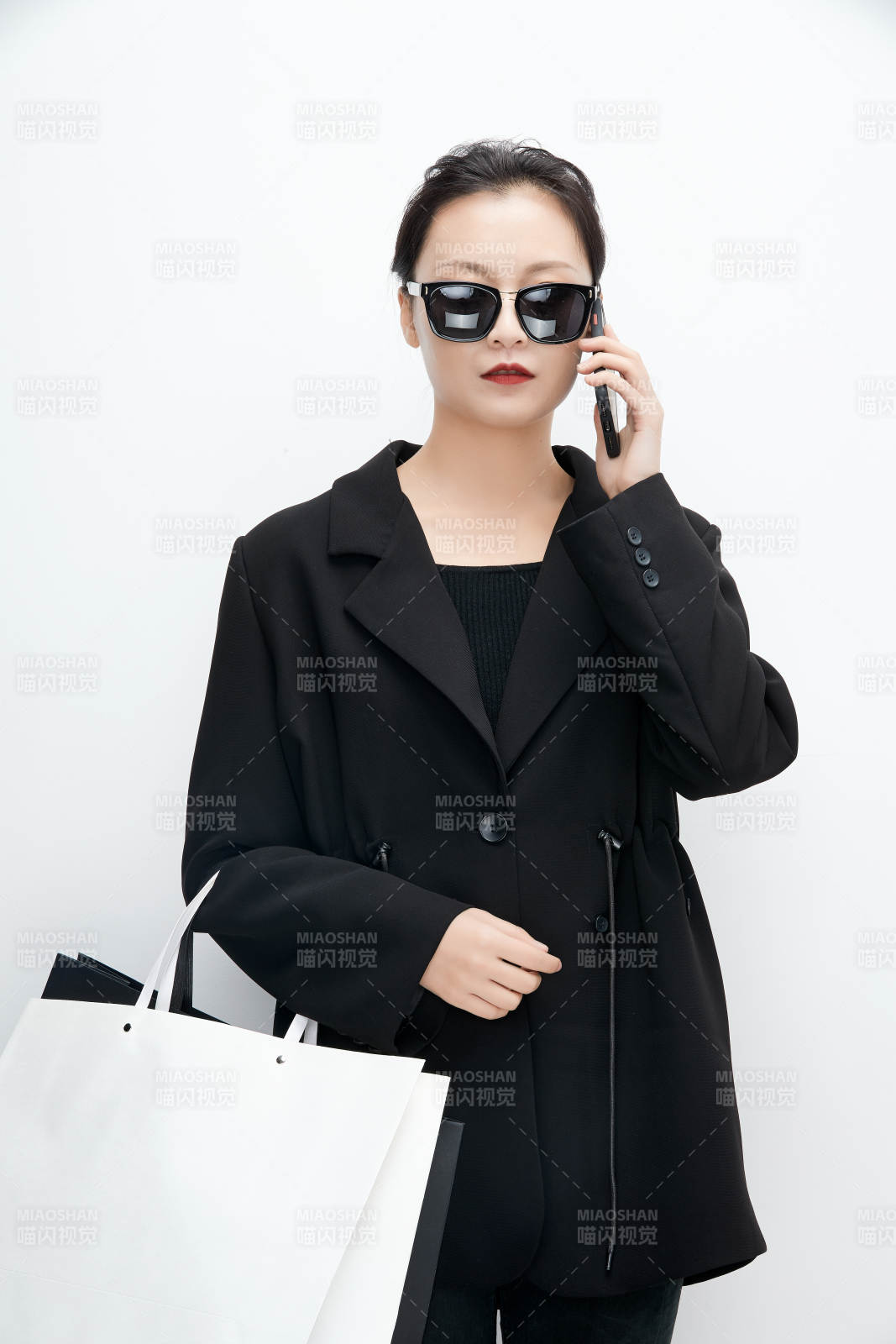 白色背景下手提購物袋時尚美麗的亞洲少女