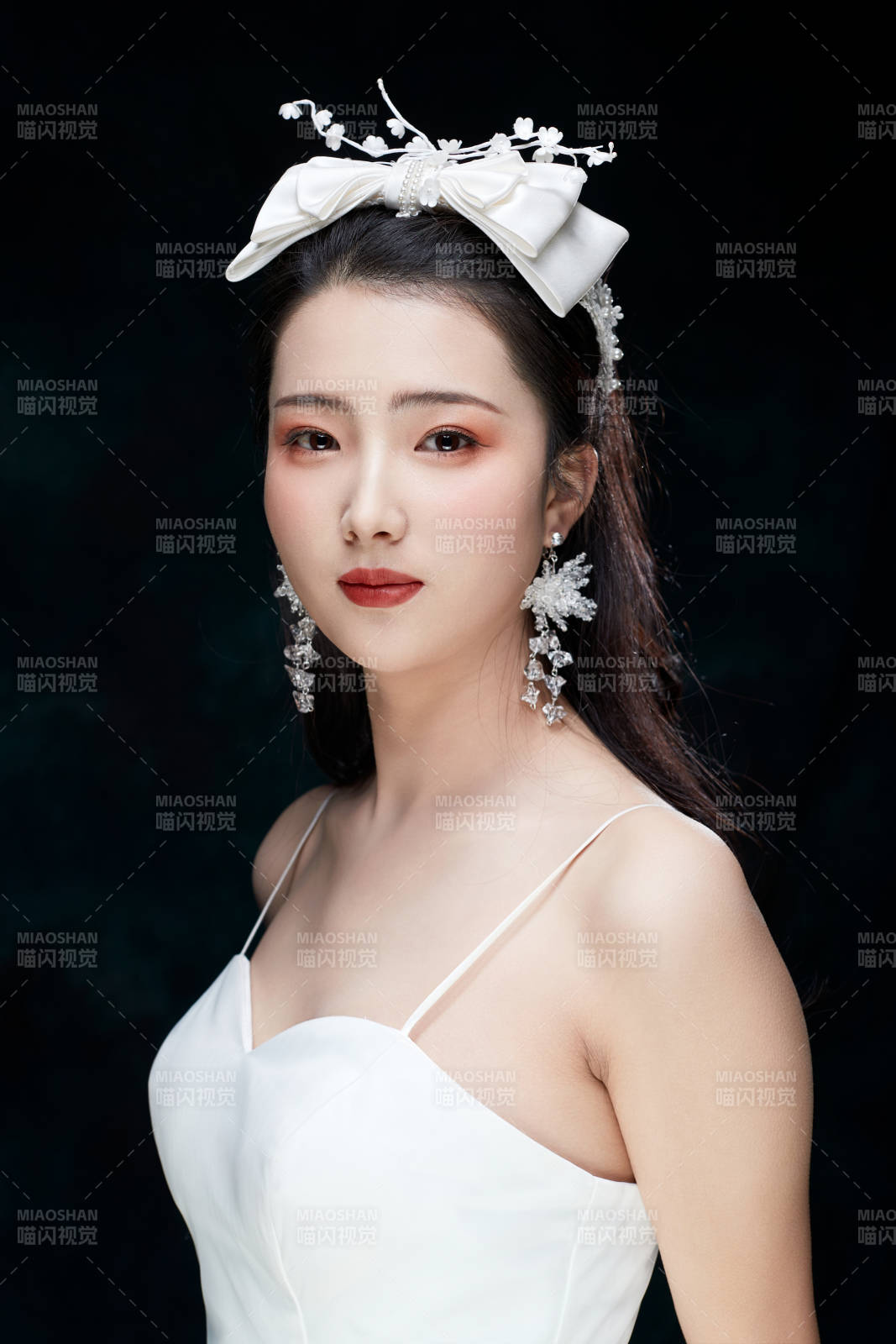 黑色背景下的女性復古婚紗妝面