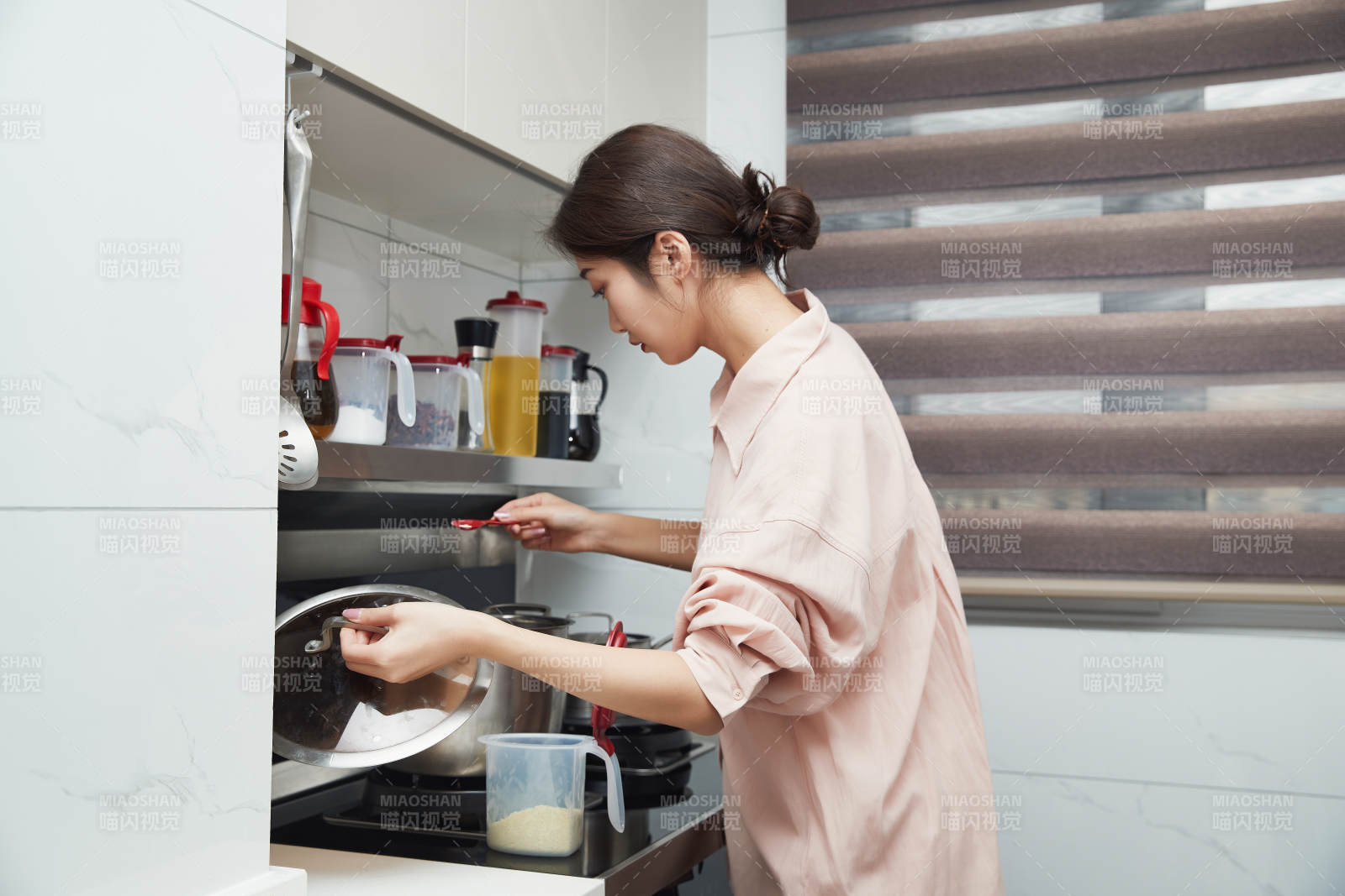 在廚房下廚的年輕亞洲女性