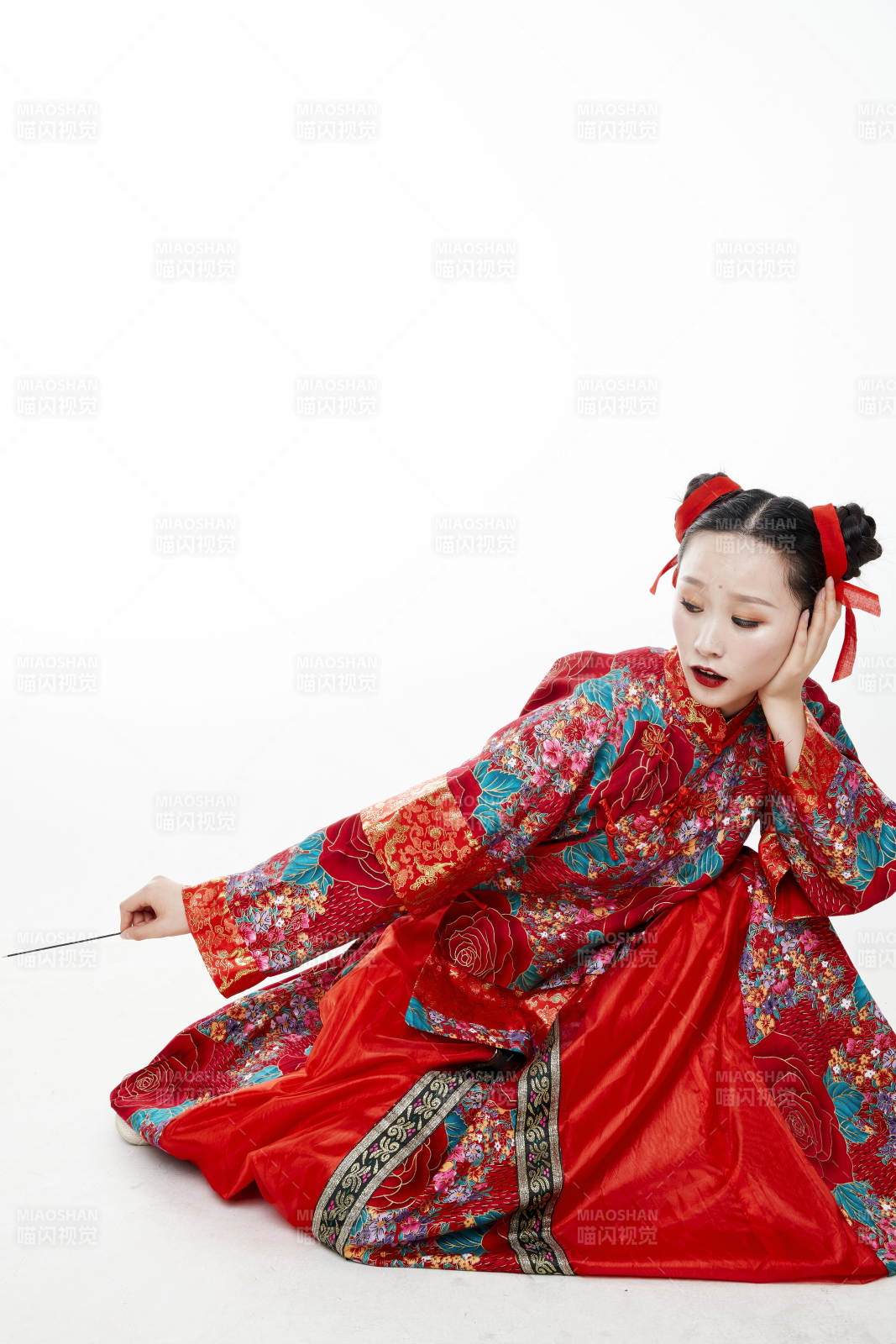 身穿中國傳統服飾的青年女性