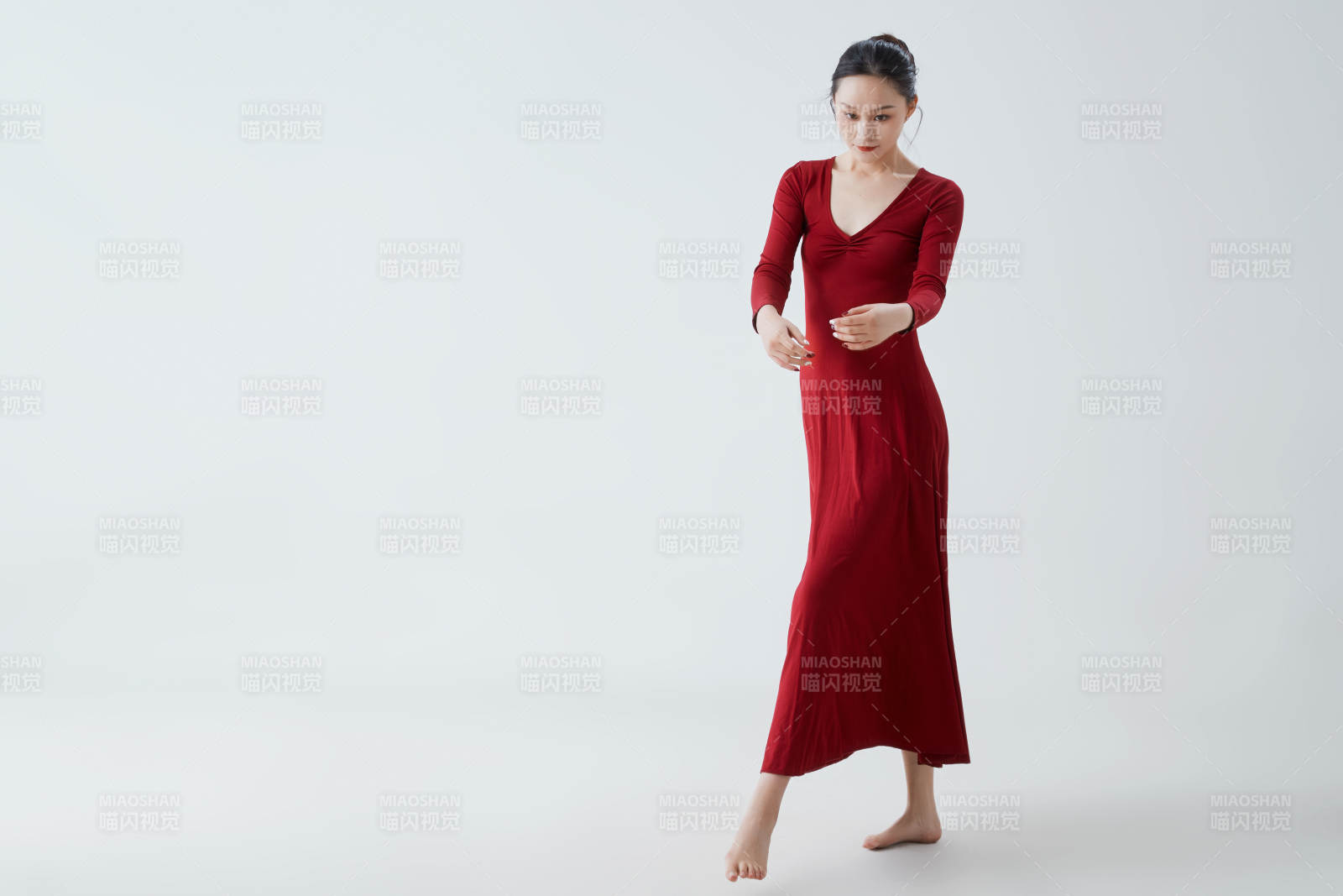 穿著紅色長(zhǎng)裙翩翩起舞的少女