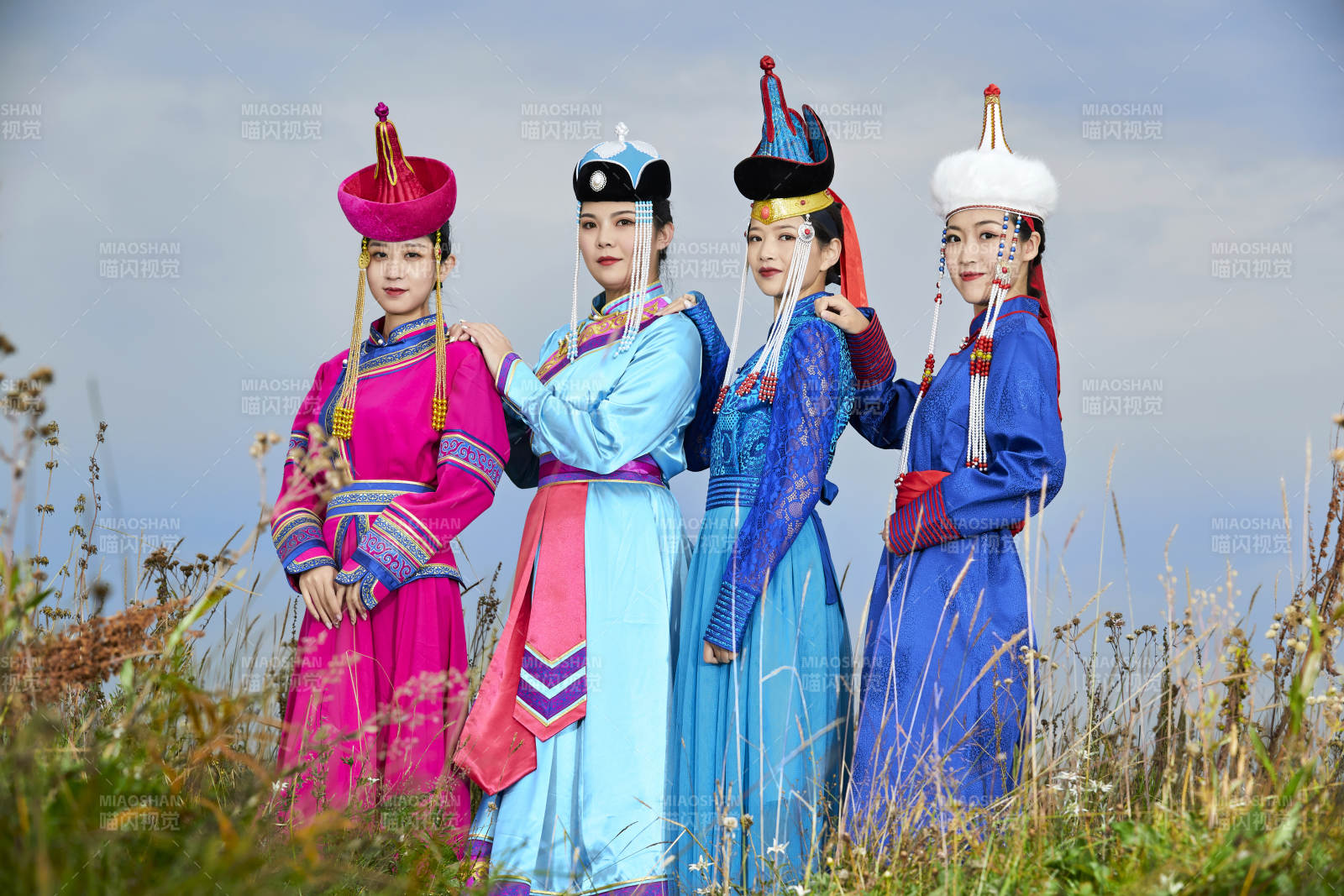 草原上穿著蒙古族傳統服飾的年輕蒙族姐妹