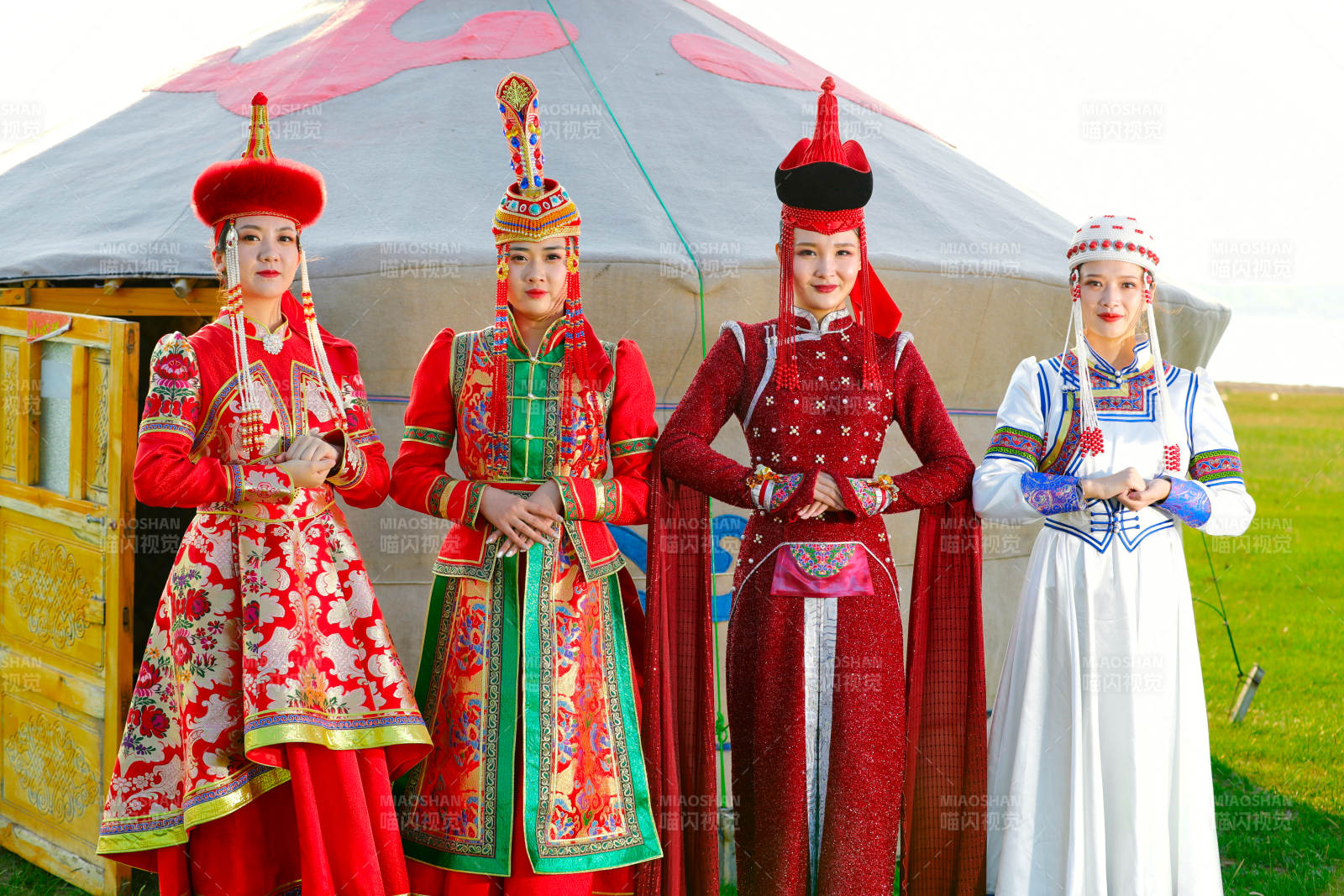 草原上穿著蒙古族傳統服飾的亞洲年輕美少女