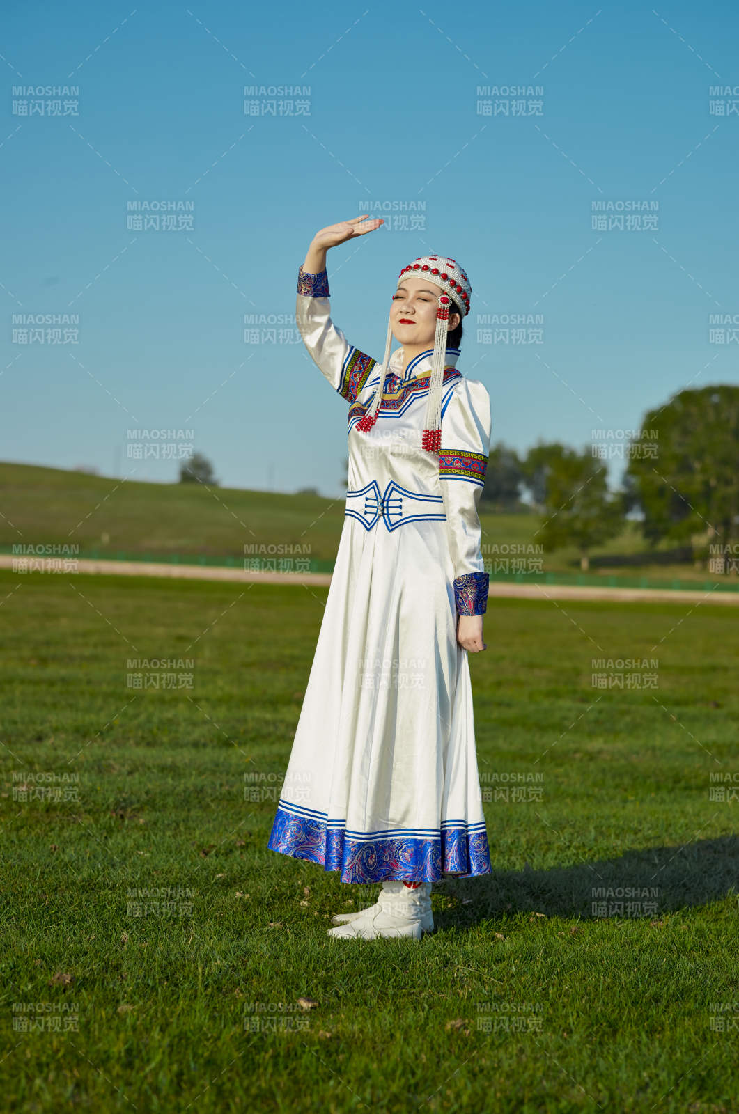 草原上穿著蒙古族傳統服飾的亞洲年輕美少女