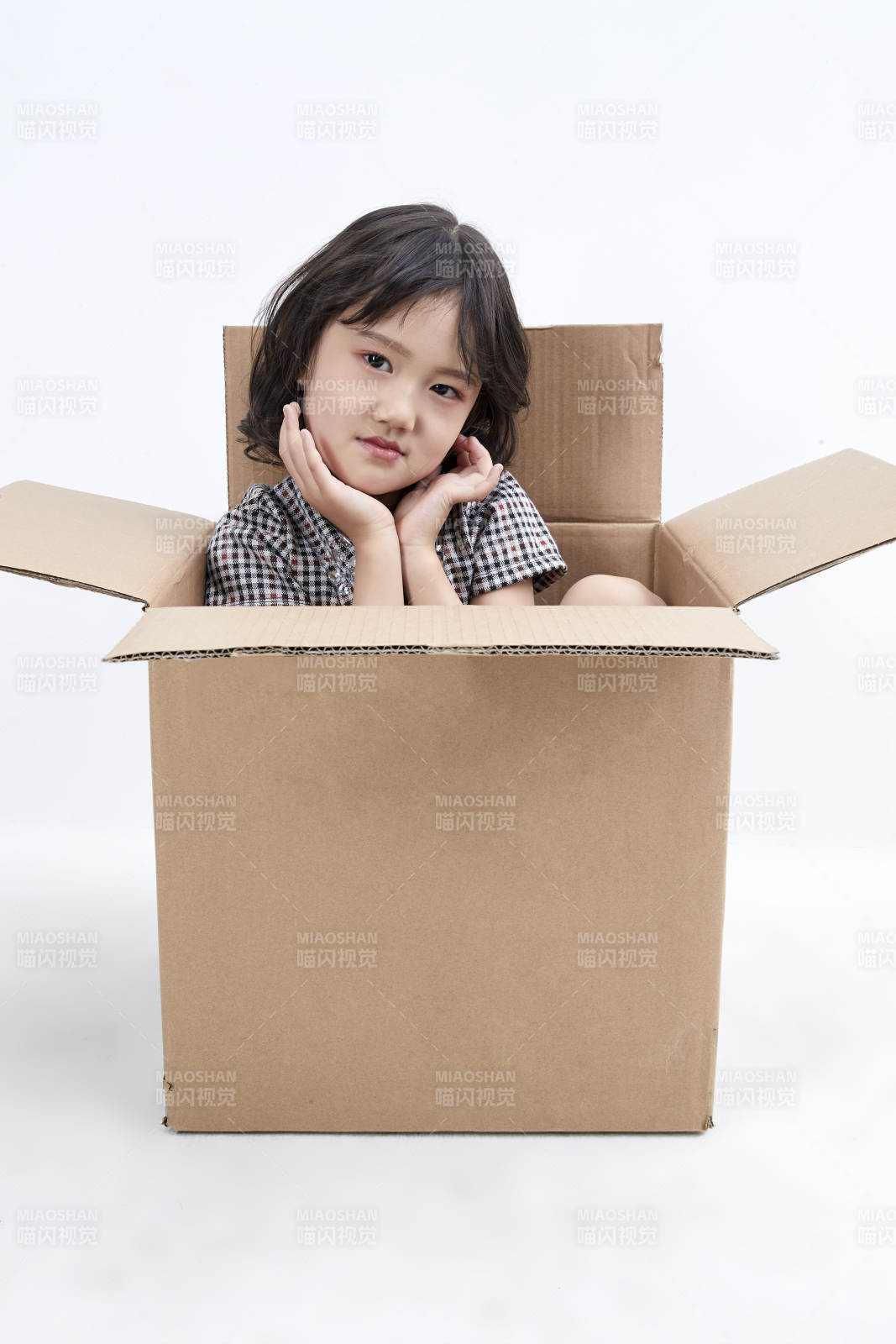 躲在紙箱中玩耍的調皮可愛亞洲小女孩兒童