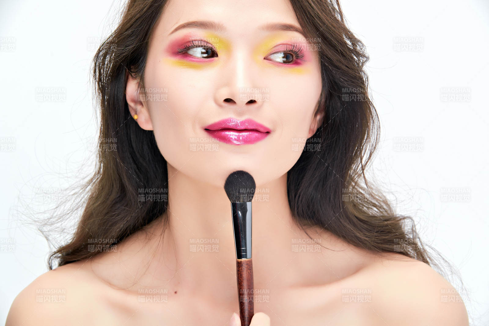 白色背景下棚拍化妝中的美女