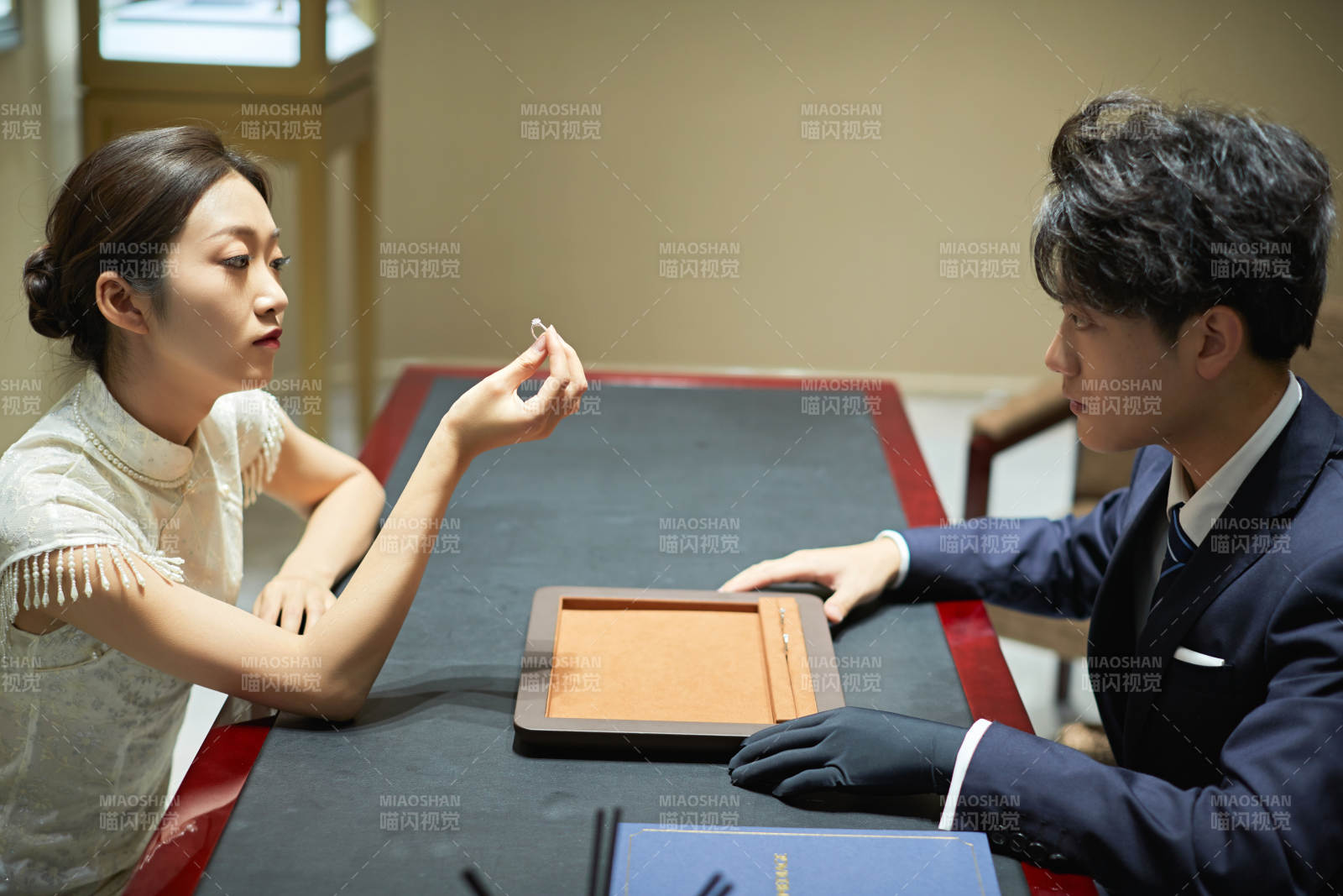 在珠寶店挑選石戒指的年輕情侶