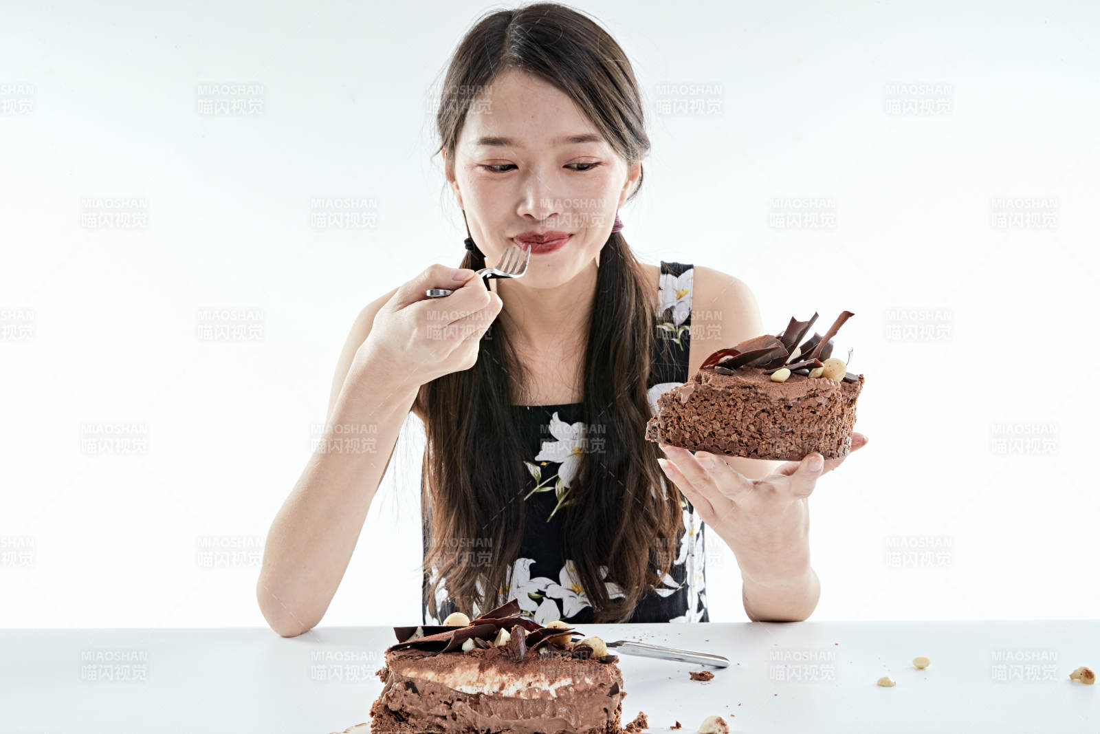 喝紅酒品嘗蛋糕的年輕女性