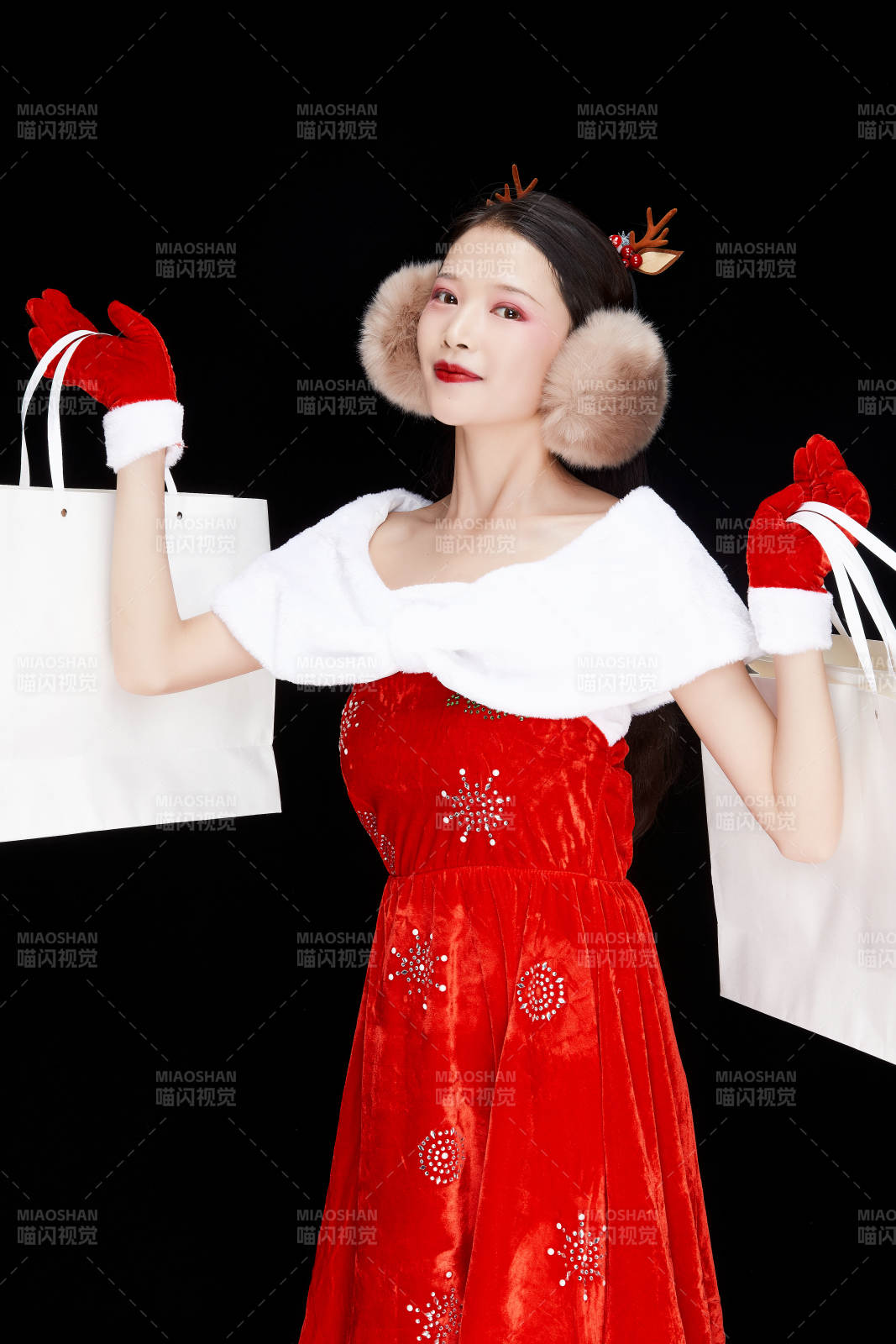 身穿圣誕服飾手提購物袋性感可愛的圣誕女郎