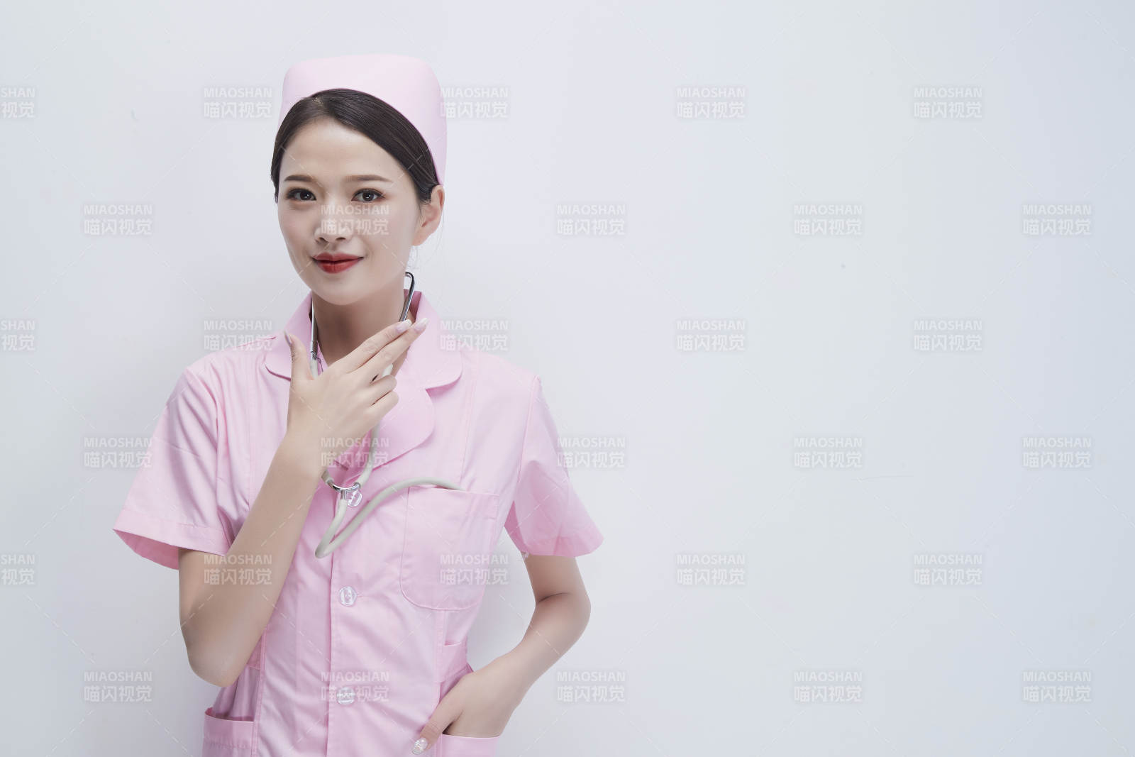 身穿粉色護士服佩戴聽診器的女性醫護人員