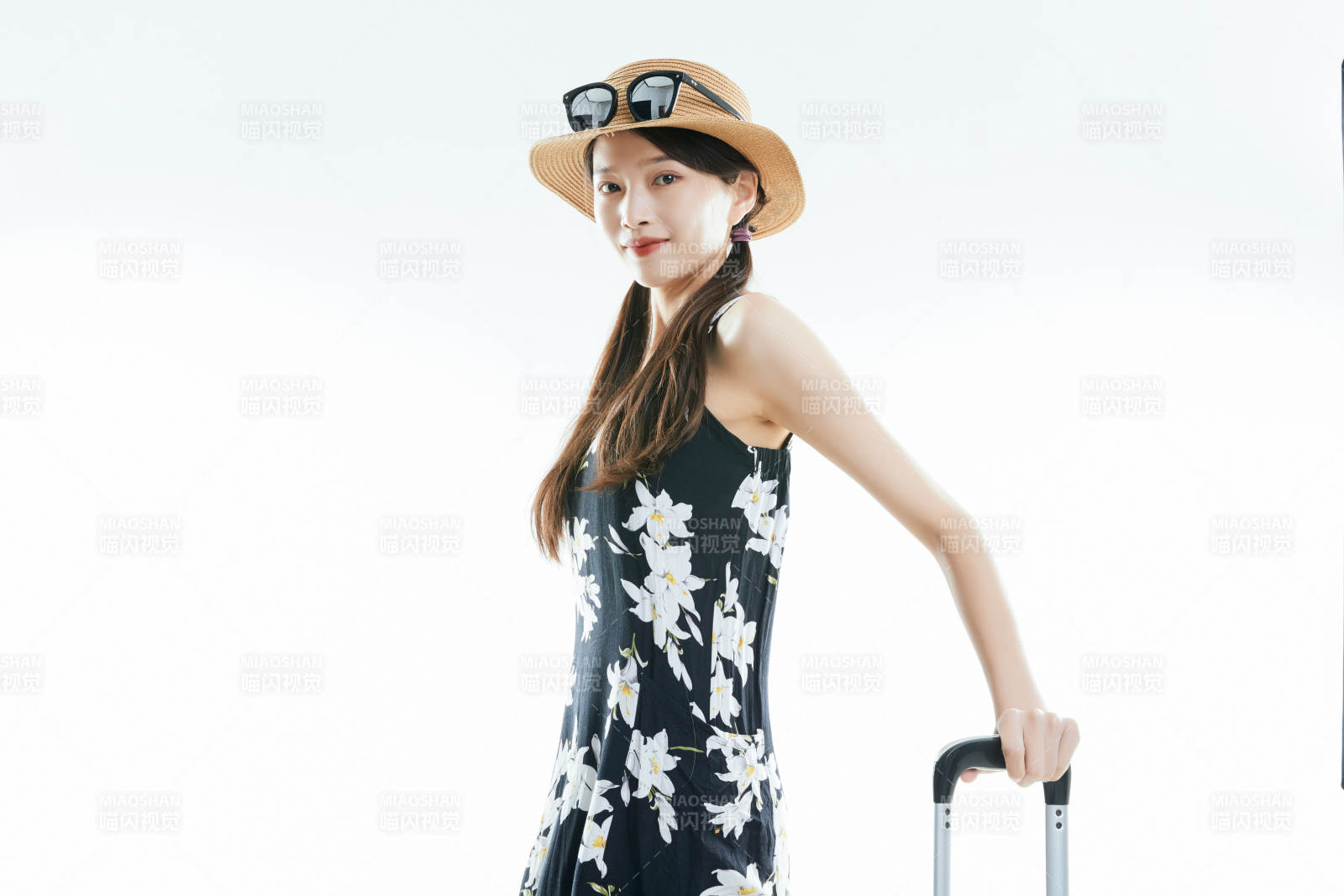 白色背景下準(zhǔn)備出發(fā)旅行的美麗東方女大學(xué)生